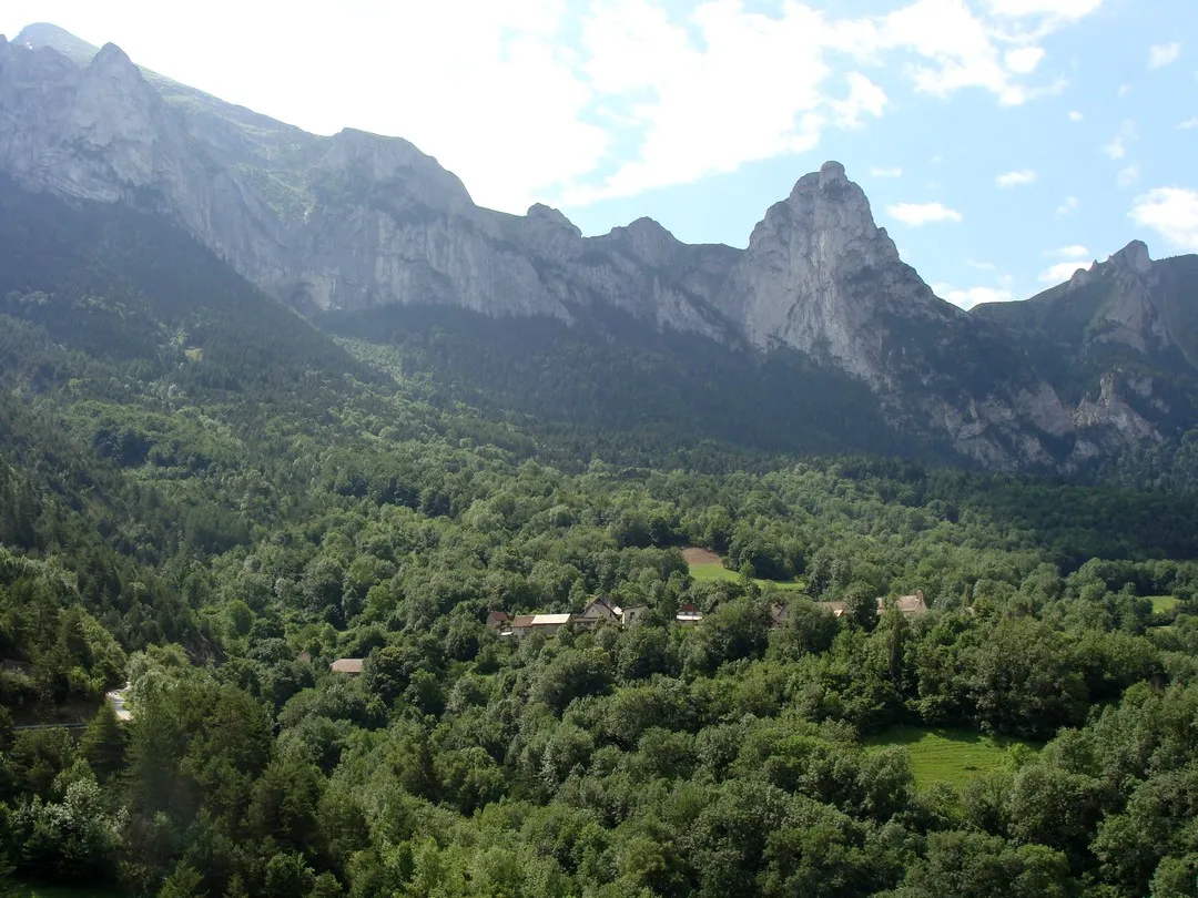 Photo showing: Le Monestier-d'Ambel dans la verdure au pied de la montagne de Faraut.