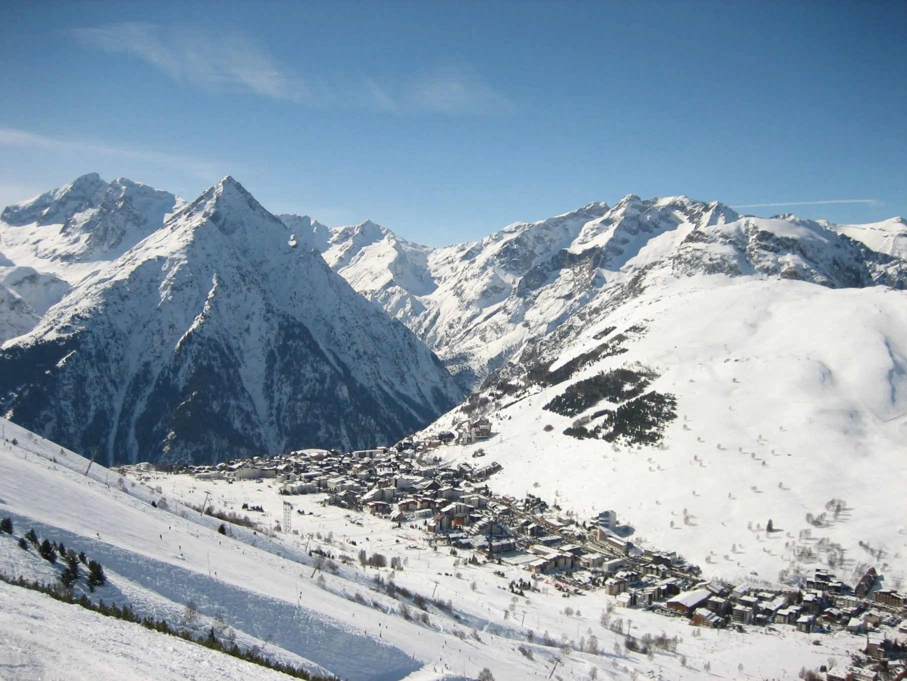 Photo showing: The French ski resort Les Deux Alpes (1650 m) has some of the highest skiing in the Alps, with lifts running to 3600 m. A purpose-built resort, it nestles in a cleft between the villages of Venosc and Mont de Lans.
Picture taken by User:Wurzellerwurzeller on 23 Feb 2006 and released under the terms of the GFDL licence.