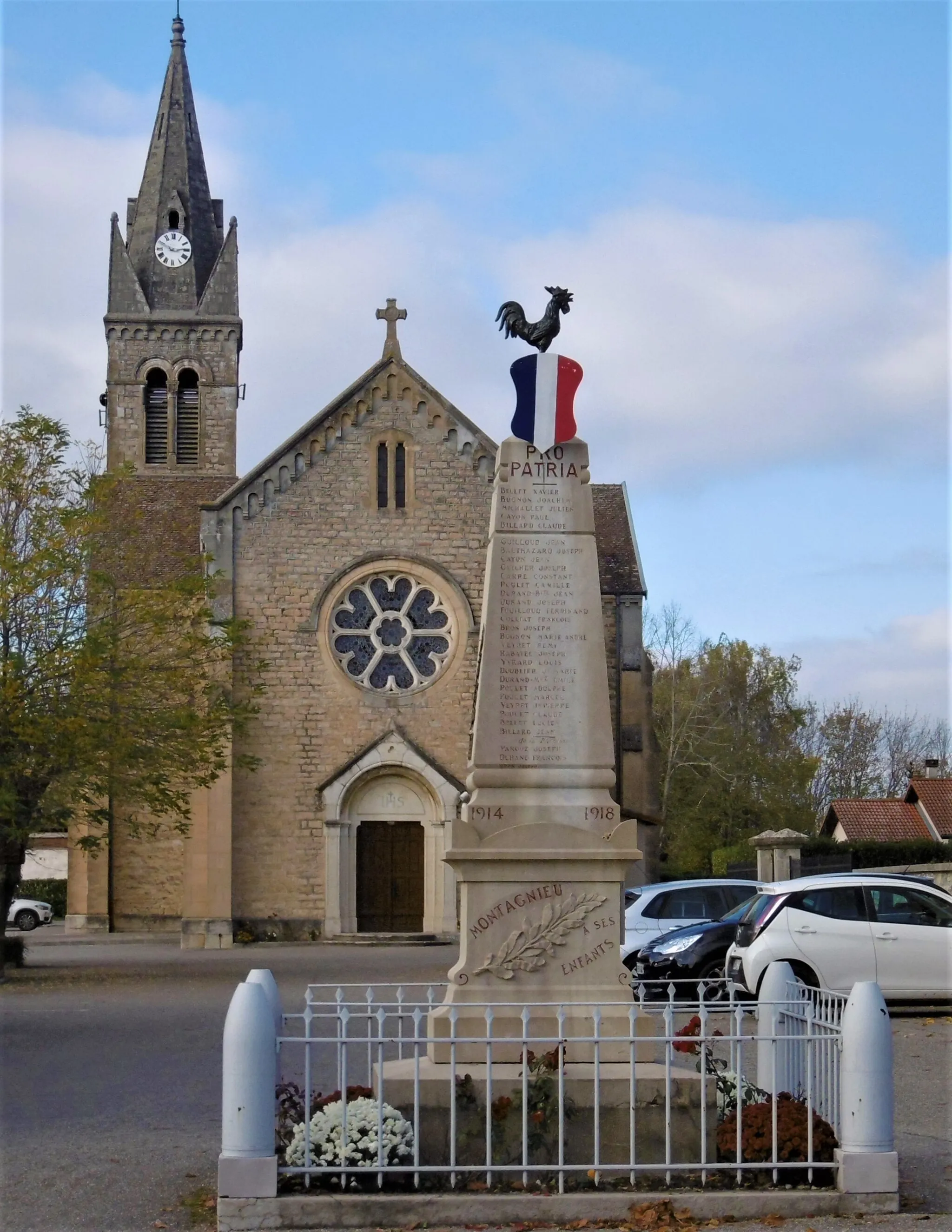 Photo showing: Église et monument aux morts de Montagnieu (Isère)