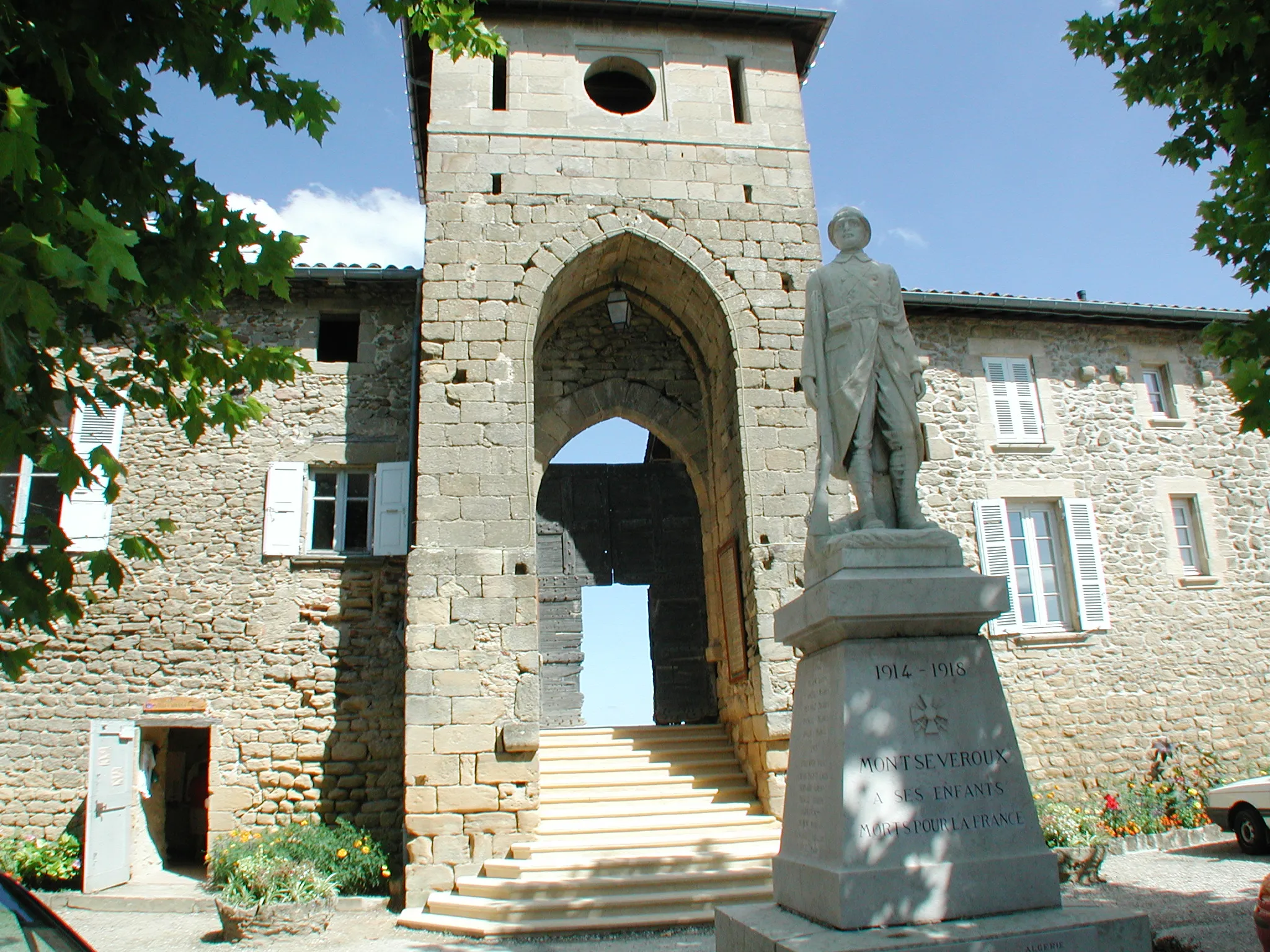 Photo showing: This building is indexed in the base Mérimée, a database of architectural heritage maintained by the French Ministry of Culture, under the reference PA00117226 .