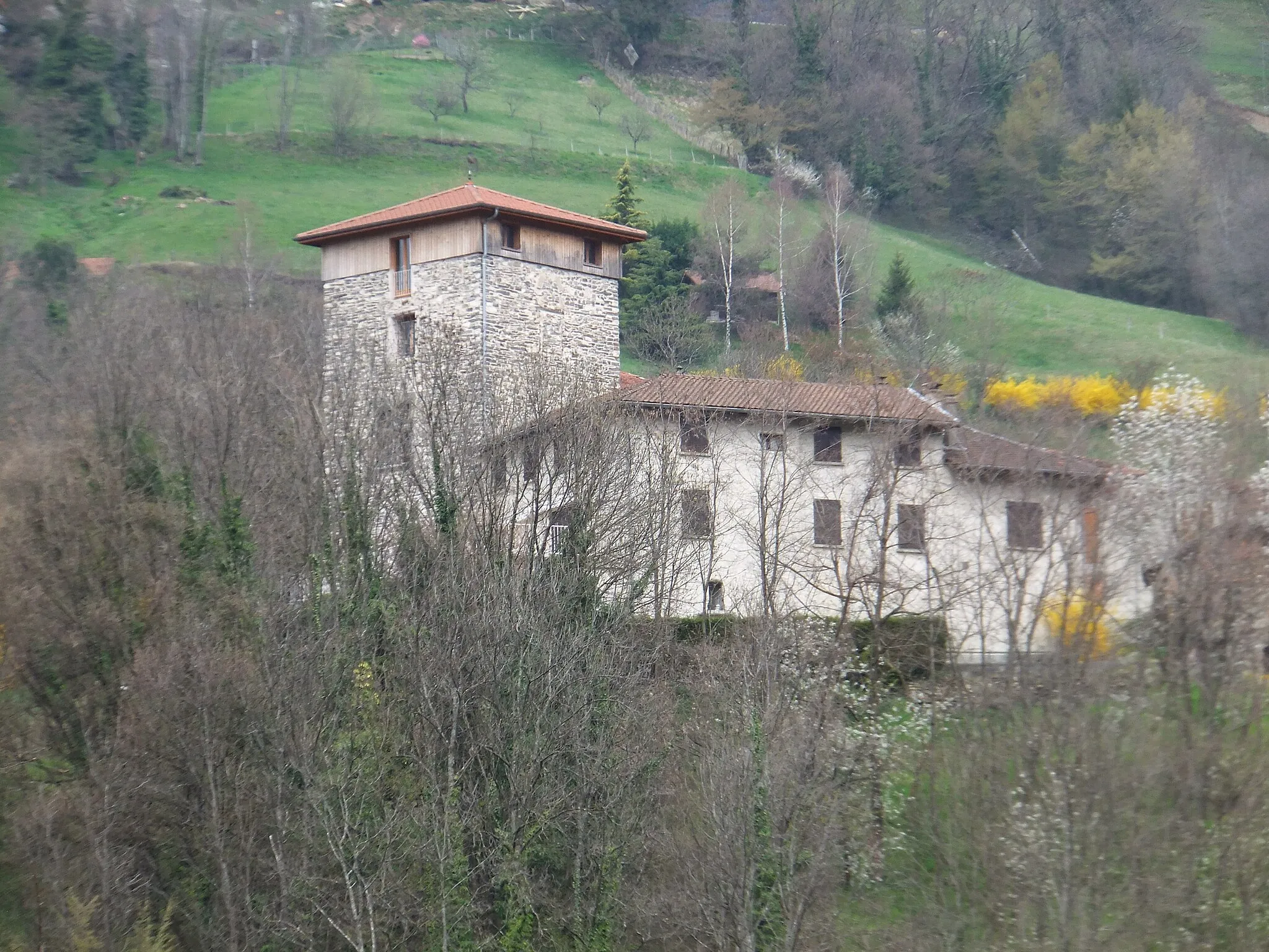 Photo showing: La maison forte des Seigneurs de Mailles, construite au XIe ou XIIe siècle a donné son nom au hameau de Mailles, un des composants de la commune historique de Morêtel de Mailles.