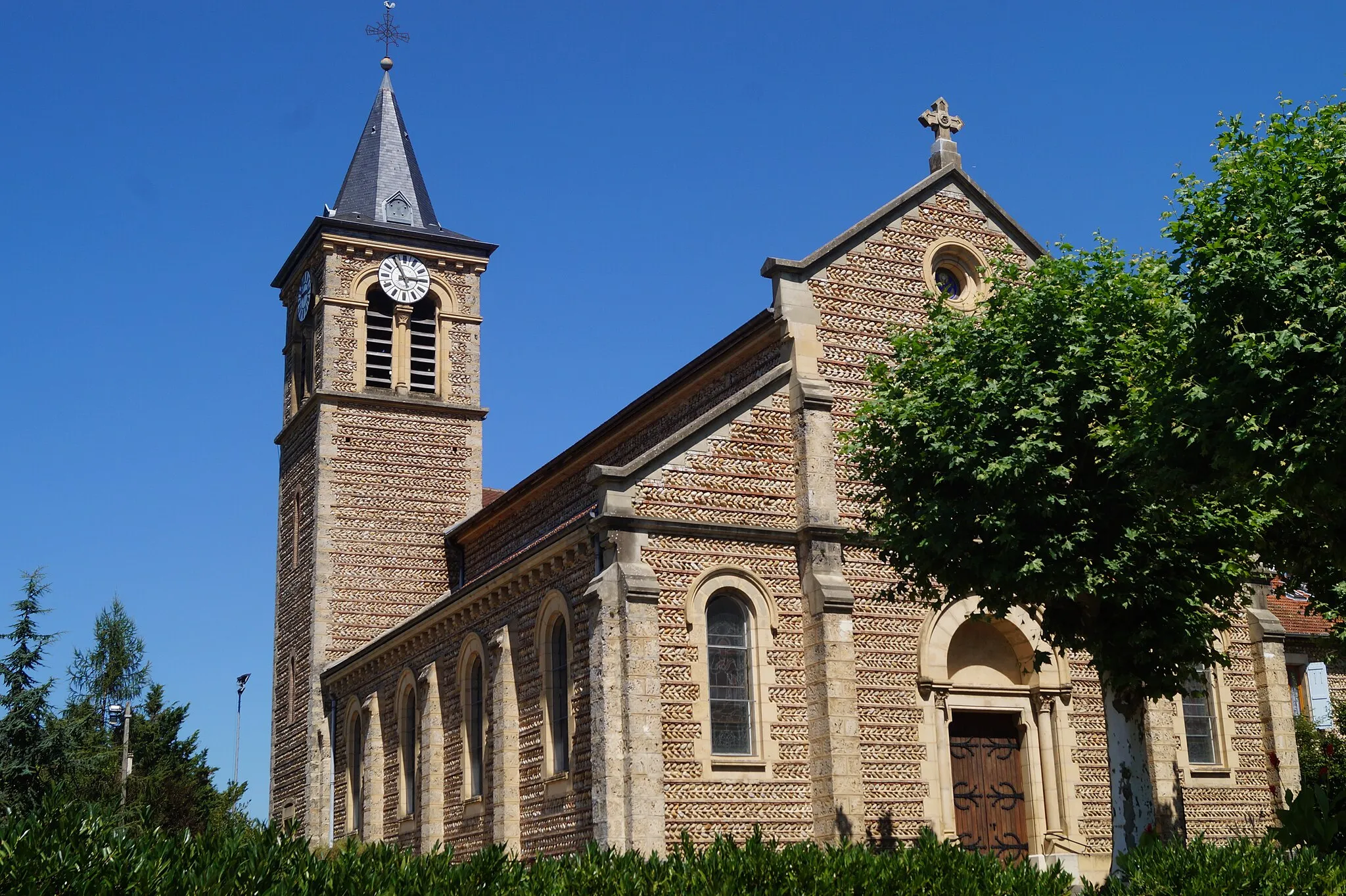 Photo showing: Eglise du village Le Mottier en Isère.Construite entre 1901 et 1903 en galets disposés en arête-de-poisson alternant avec des rangées de tuiles par l'architecte Joseph Ferdinand Bugey.