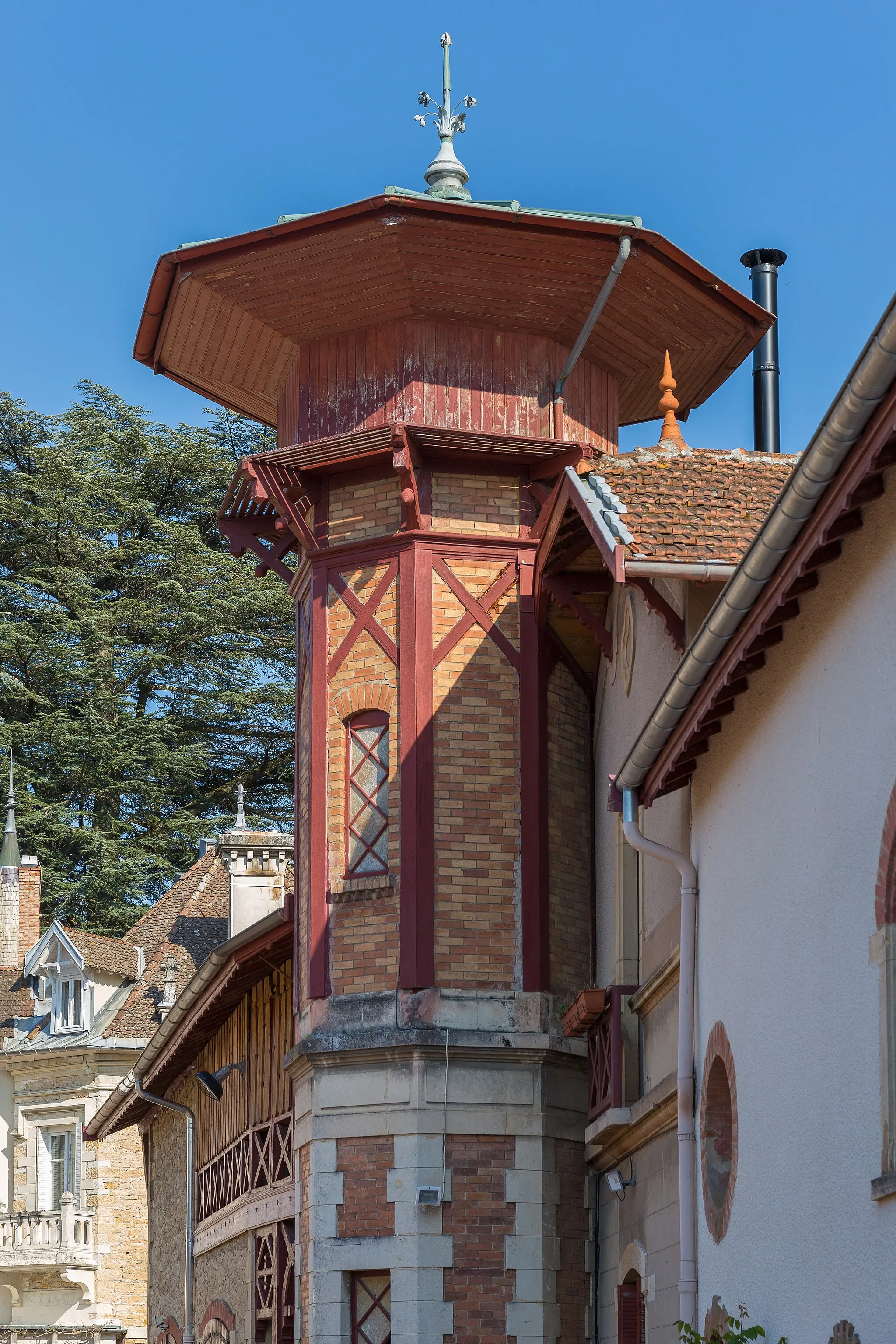 Photo showing: Turret of the castle of Montcivet, Nivolas-Vermelle. Brick masonry structure, with stone corner chains on the ground floor and timber sections with brick fill.