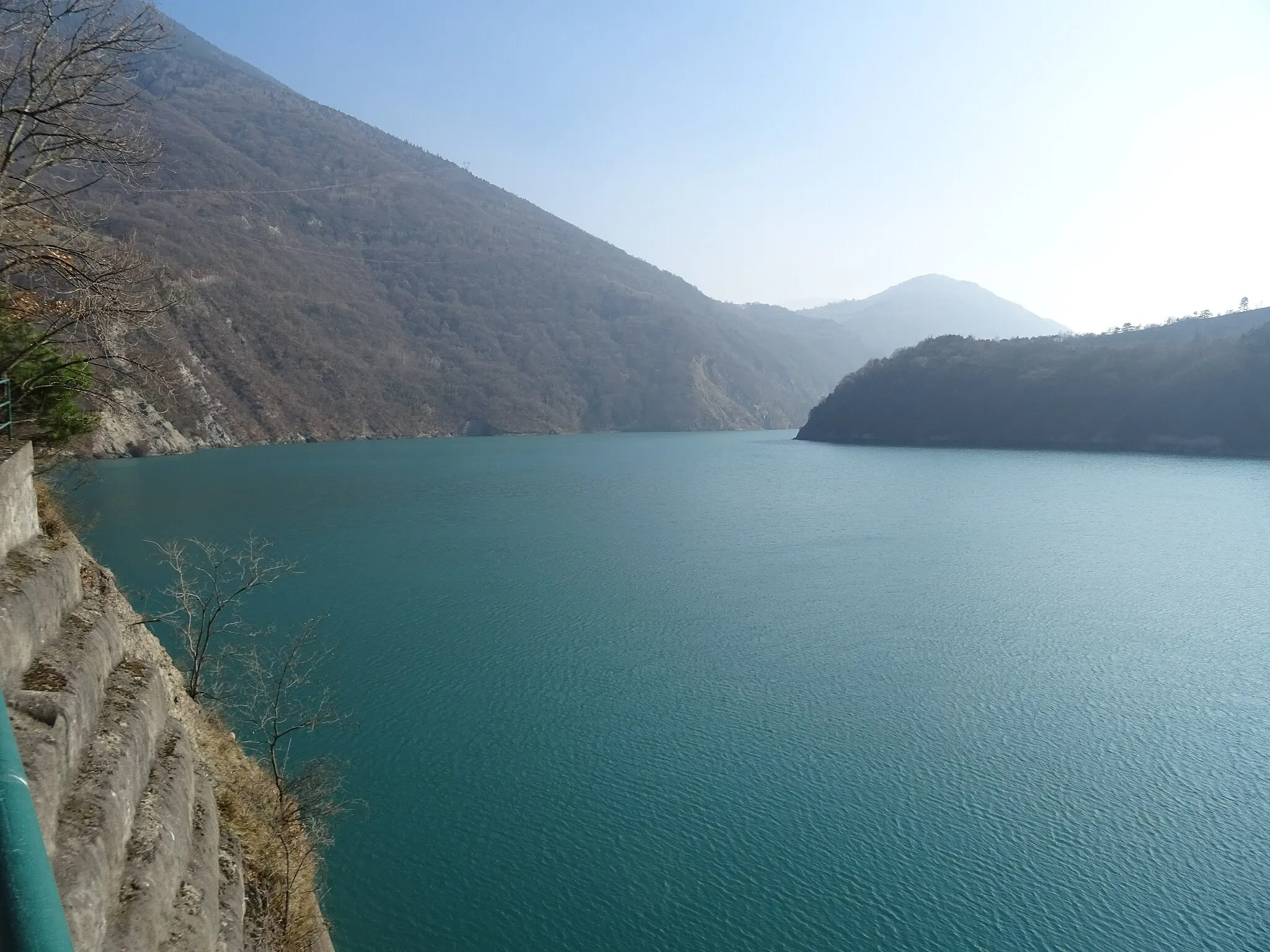 Photo showing: Le lac de Notre-Dame-de-Commiers vu depuis le chemin menant au barrage.