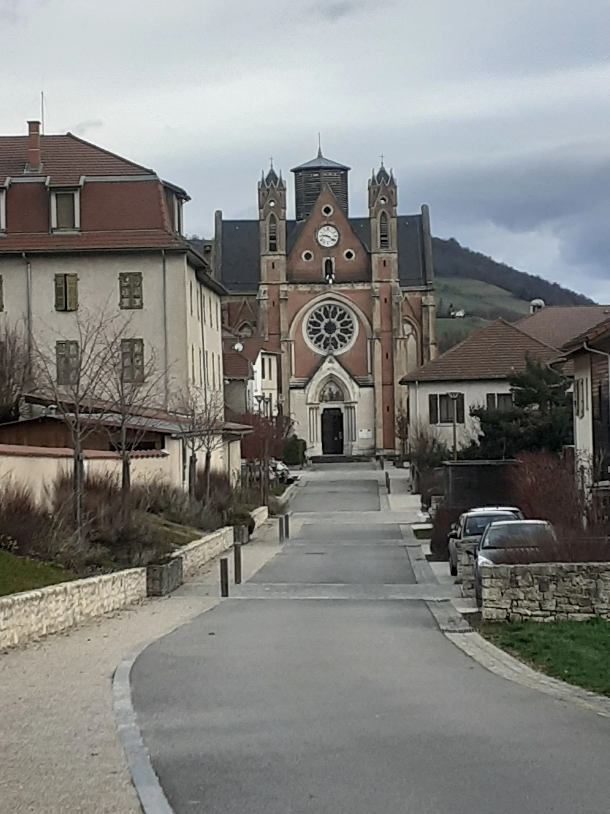 Photo showing: Vue de la Basilique ND de l'Osier depuis la chapelle de la Rencontre qui lui fait face