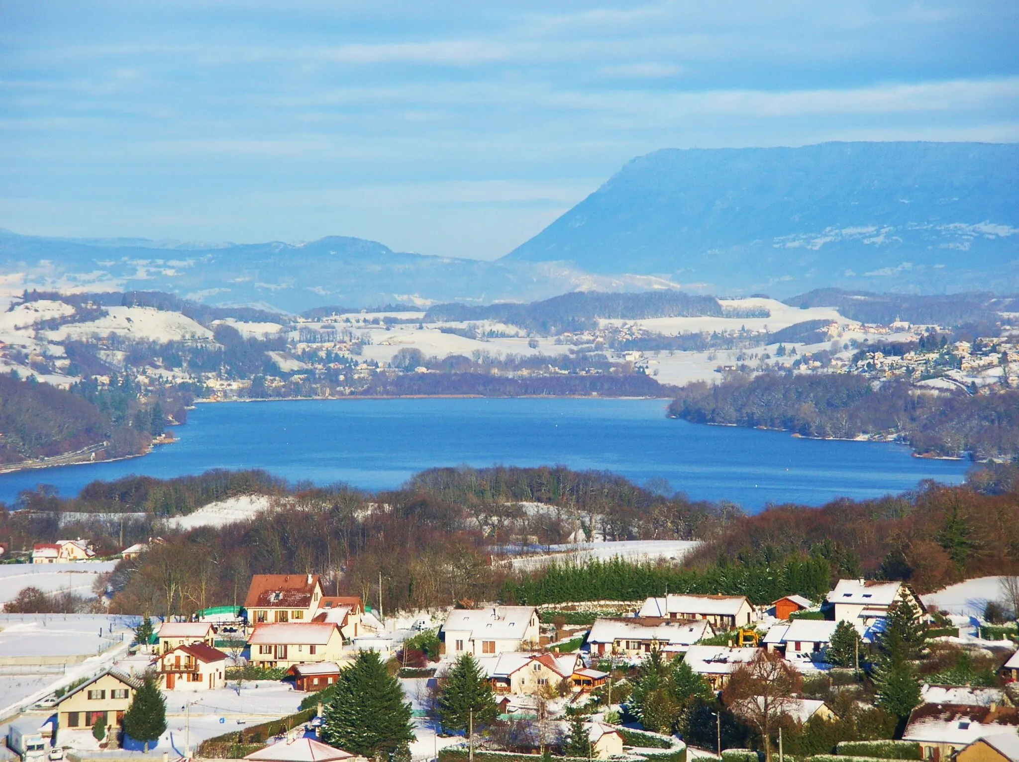 Photo showing: Situé sur un plateau, c'est la partie d'Oyeu en pleine expansion (lotissements). Tout près: le lac de Paladru.