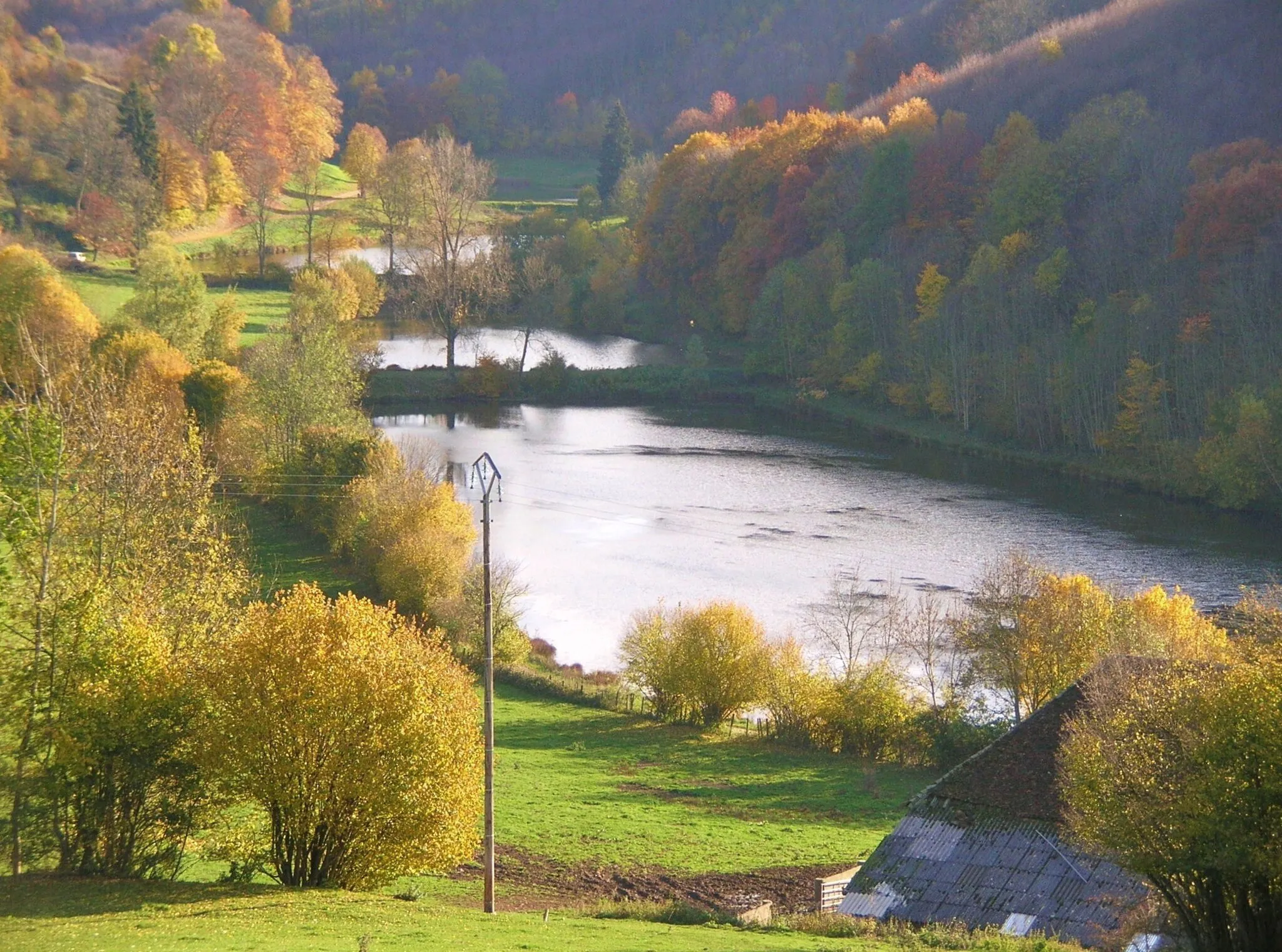 Photo showing: Ces étangs, à l'origine créés par les chartreux sont maintenant au nombre de six, dans un vallon paisible. Le hameau du Thivolet ne comporte plus que deux maisons.