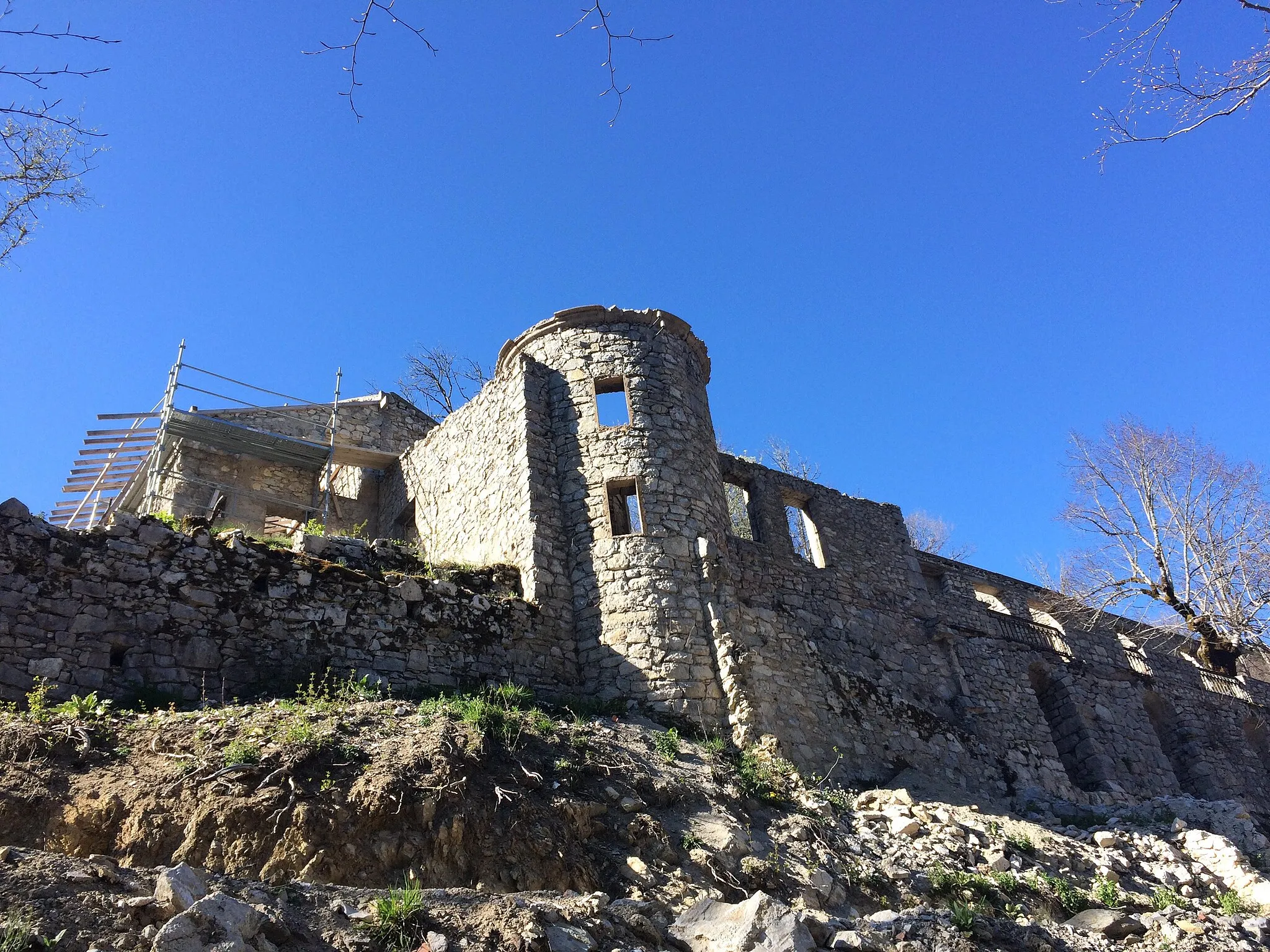 Photo showing: Ermitage Notre-Dame d'Esparron, commune du Percy, Isère. Vue depuis le bas. On notera la petite maison sur la gauche en cours de rénovation.