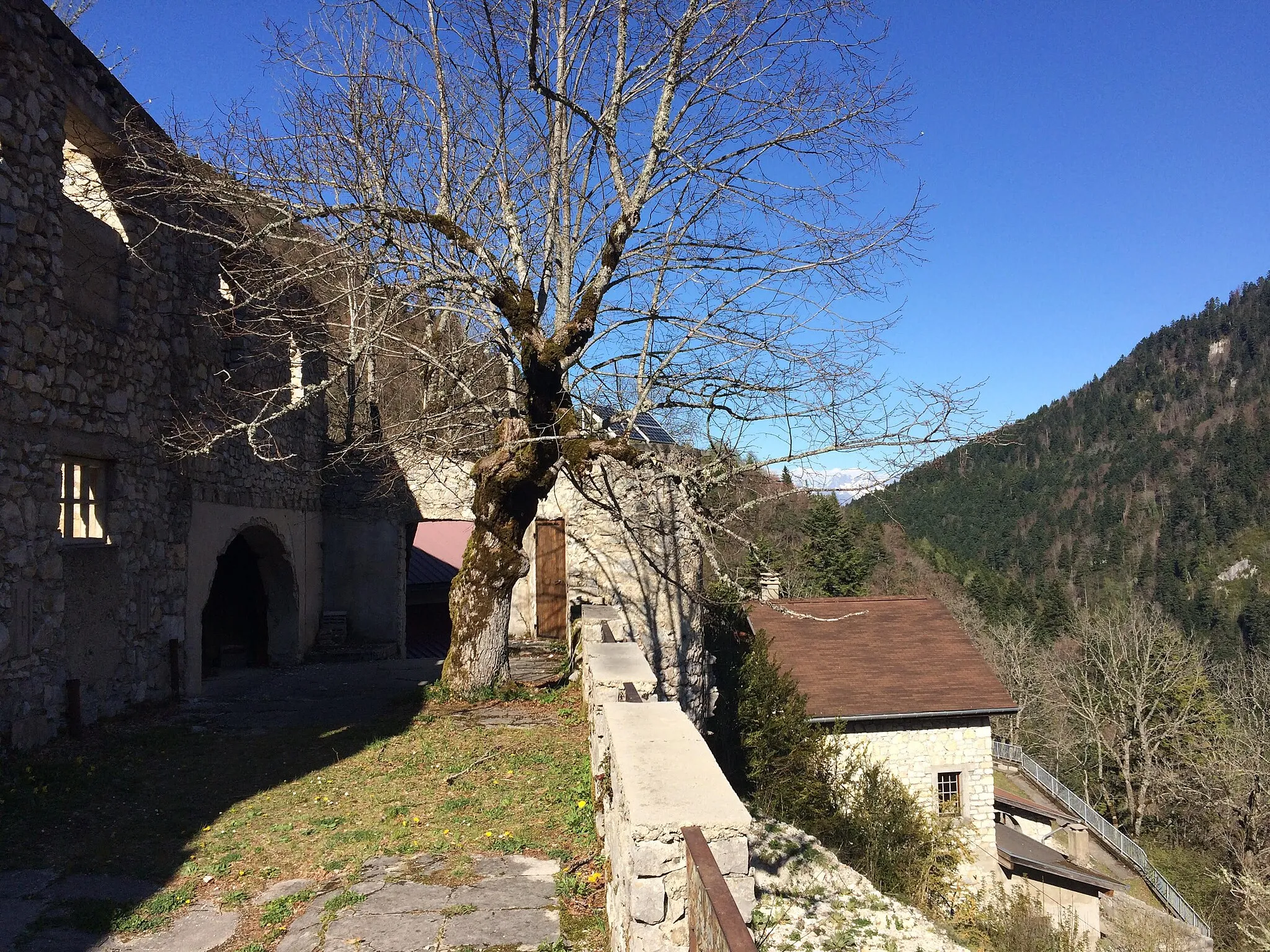 Photo showing: Ermitage Notre-Dame d'Esparron, commune du Percy, Isère. Vue du bâtiment de la chapelle actuelle depuis la terrasse.