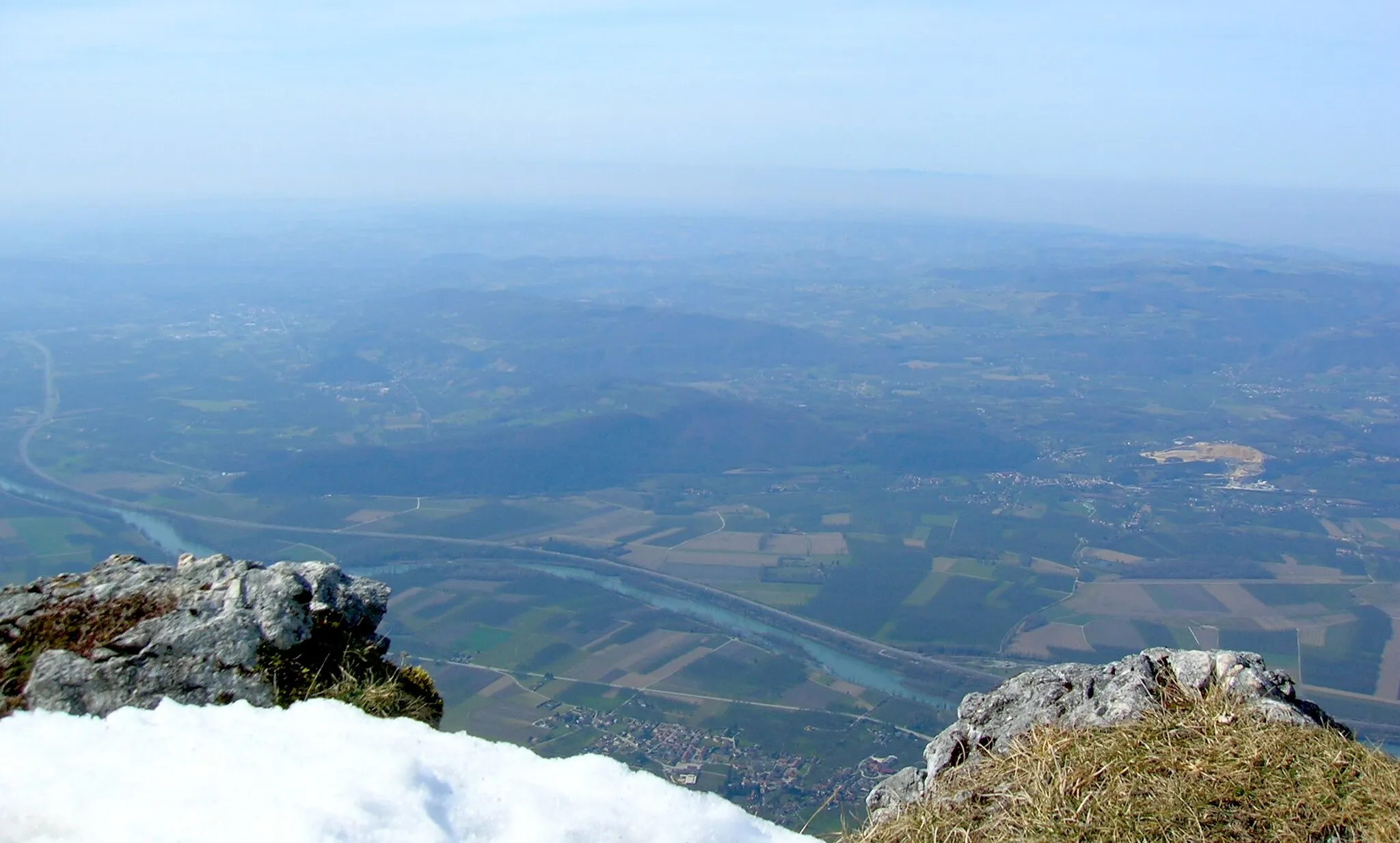 Photo showing: panorama depuis La Cheminée sur la Vallée de l'Isère, commune de Autrans, Isère, France. Rando Autrans > pré de Gève > la cheminée > Bec de l'Orient.