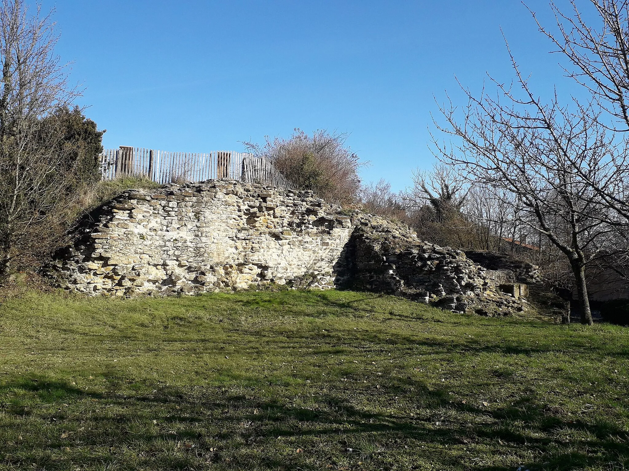 Photo showing: le site du croton où siègent les vestiges de l'ancien château de Revel.