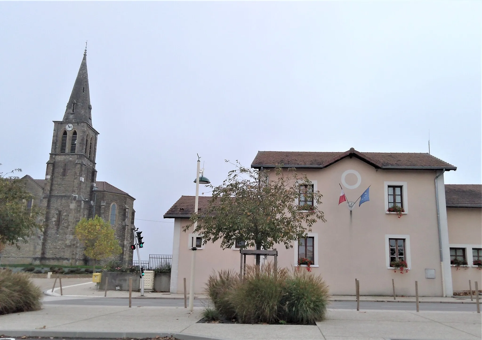 Photo showing: Église et mairie de Rochetoirin