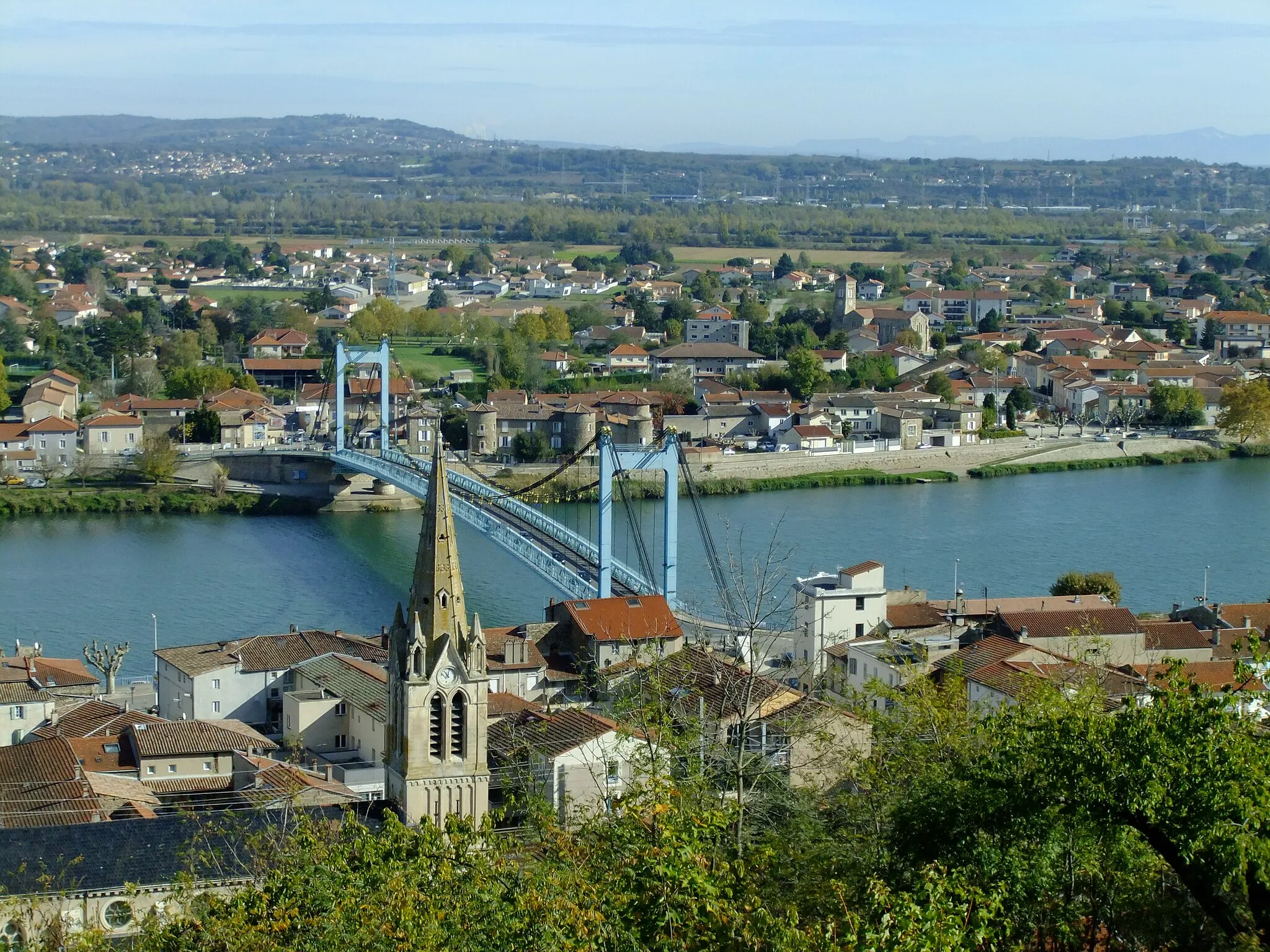 Photo showing: Sablons (Isère) et le pont, vue du cimetière de Serrières