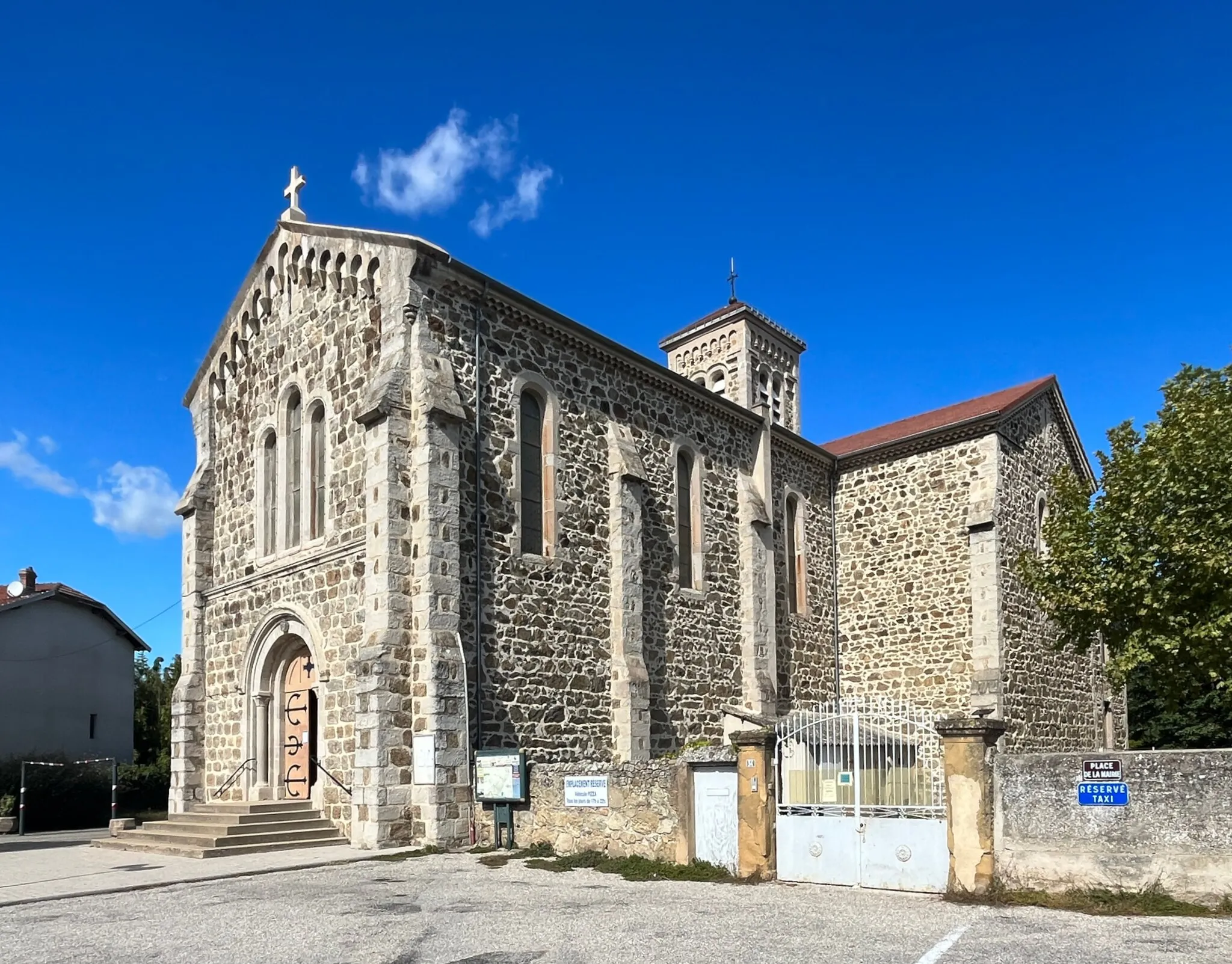 Photo showing: Église Saint-Ferréol de Sablons (octobre 2022).