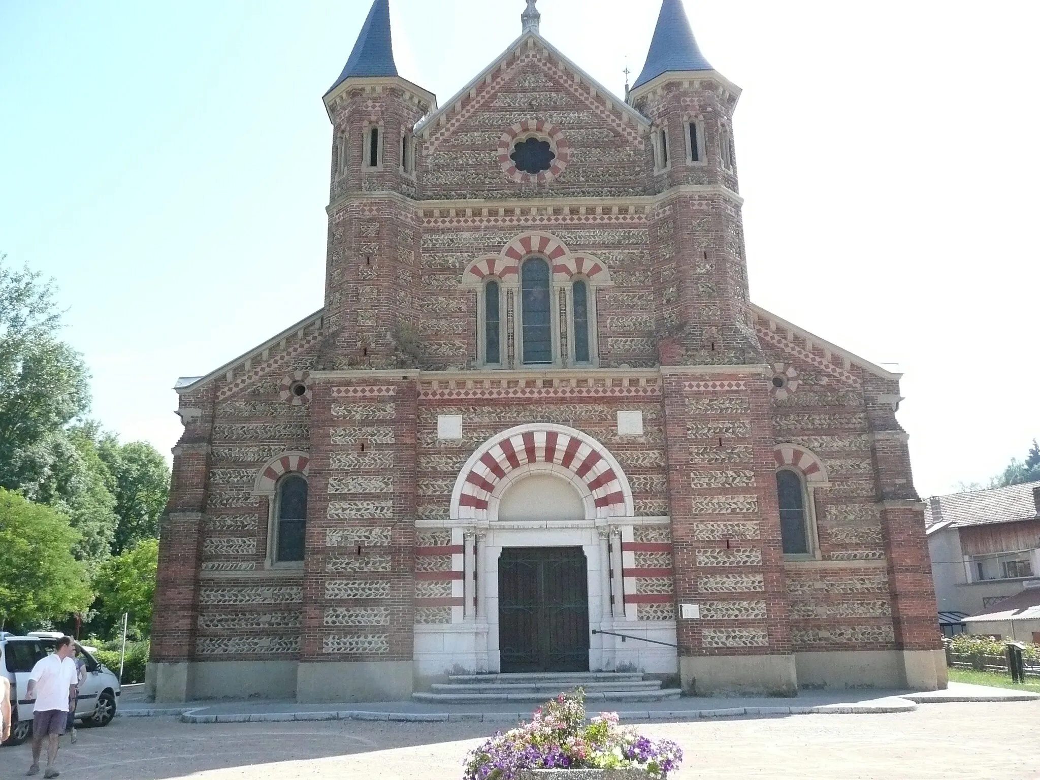 Photo showing: église de Roybon dans l'Isère faite en galets et briques