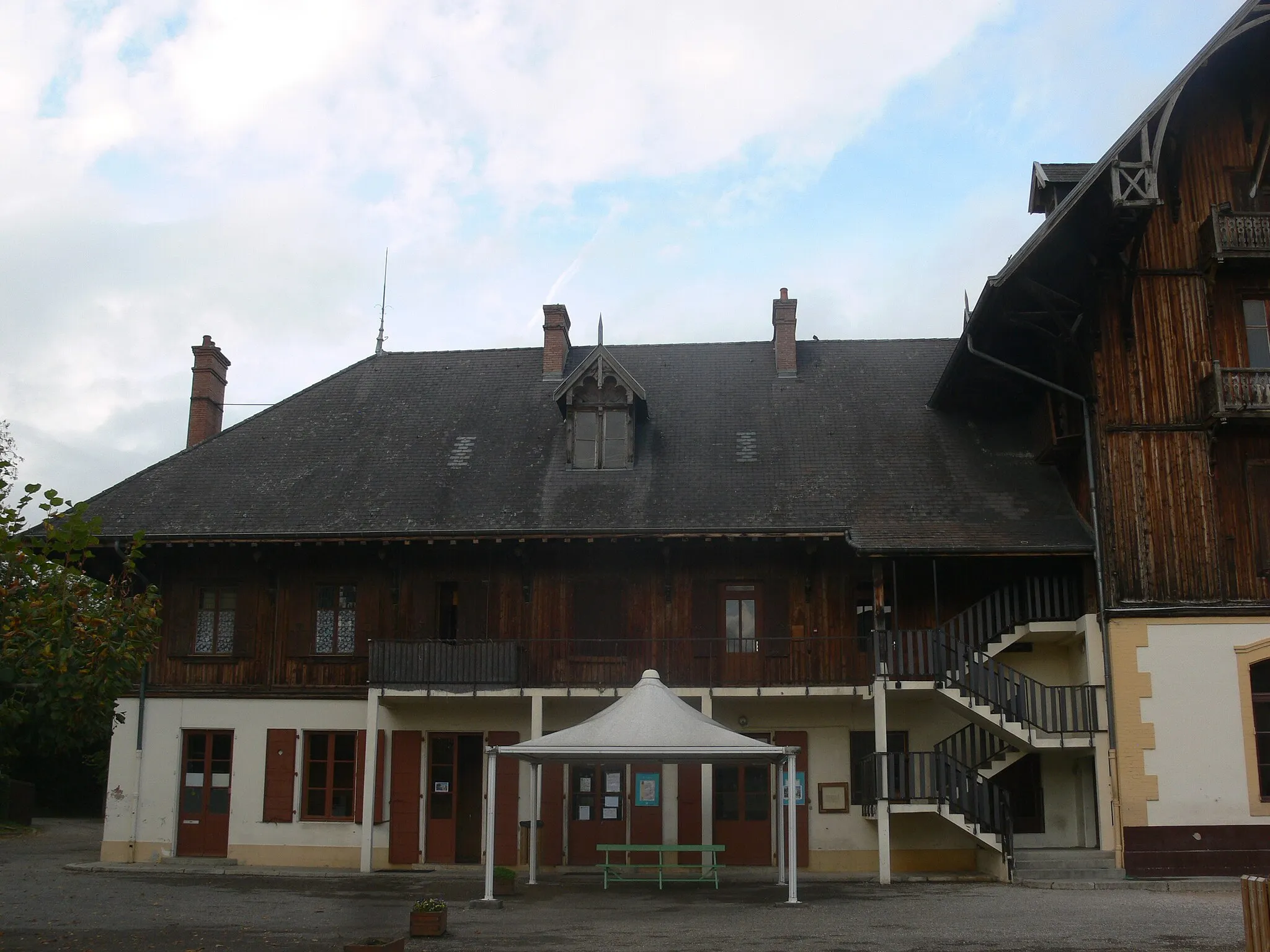 Photo showing: Saint-André-le-Gaz - MFR Le Chalet