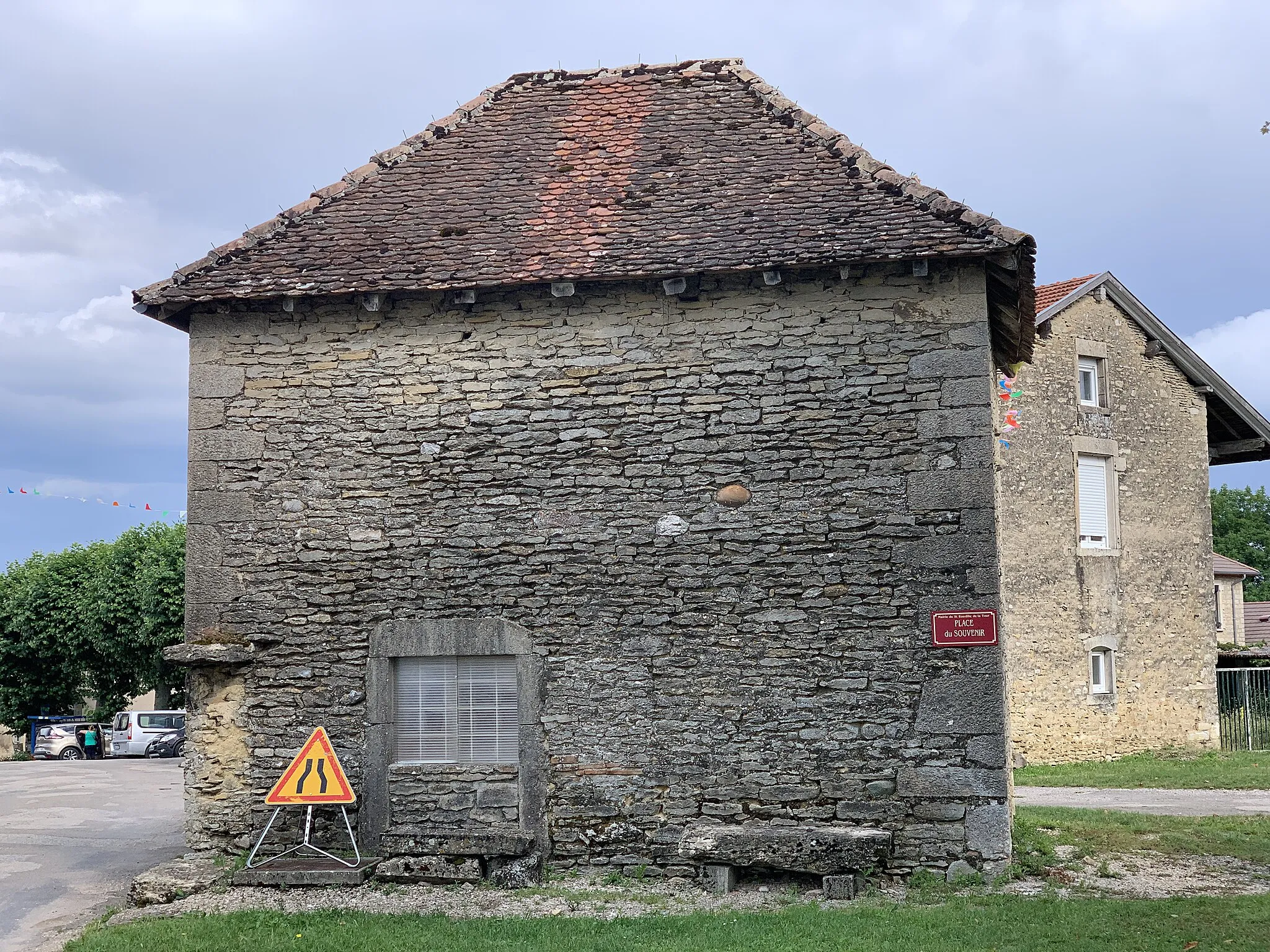 Photo showing: Bâtiment au centre de la place du Souvenir, Saint-Baudille-de-la-Tour.