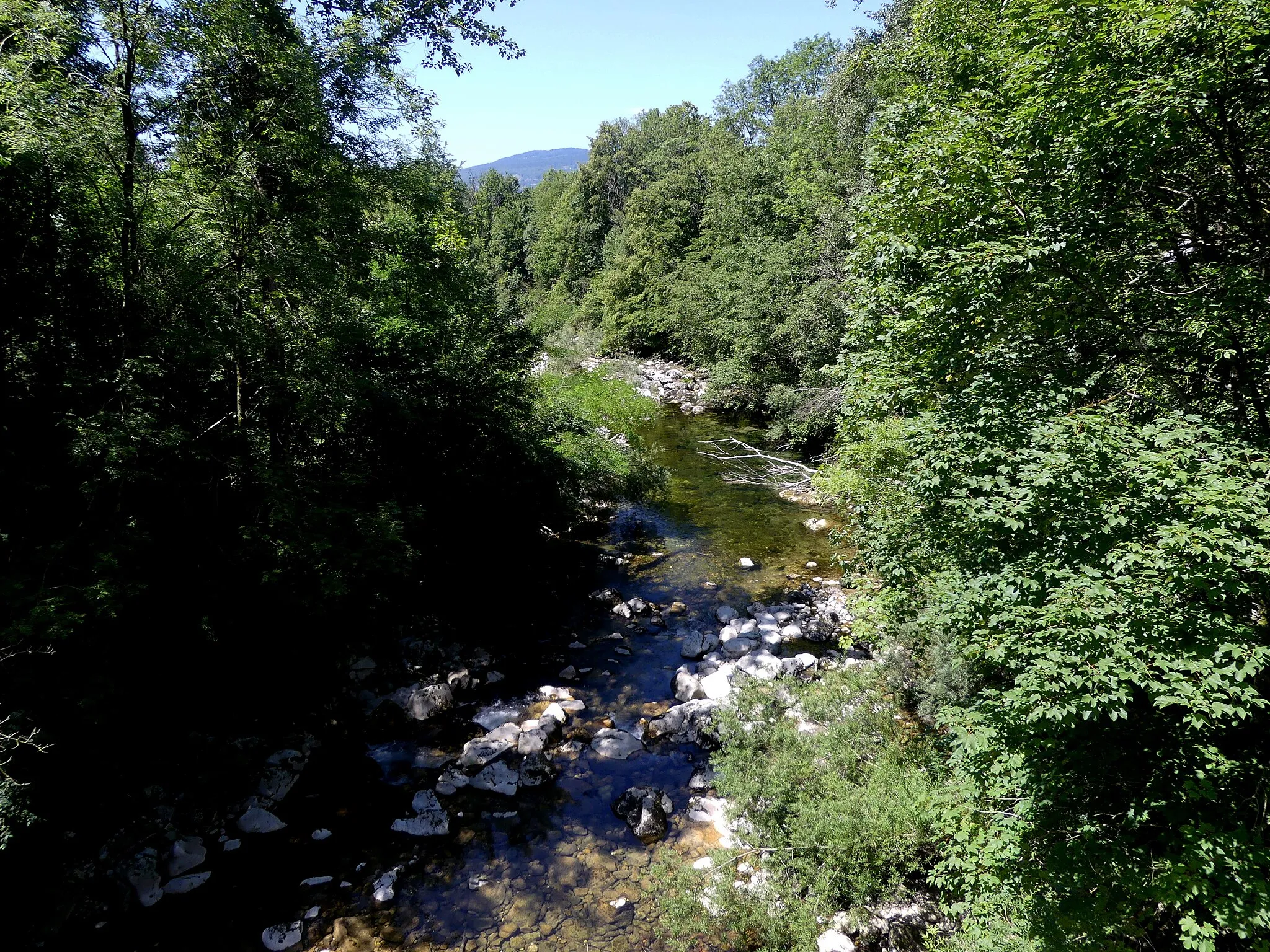 Photo showing: Sight of Guiers Vif river in the surroundings of Saint-Christophe-sur-Guiers (Isère, left) and Saint-Christophe-la-Grotte (Savoie, right), in France.