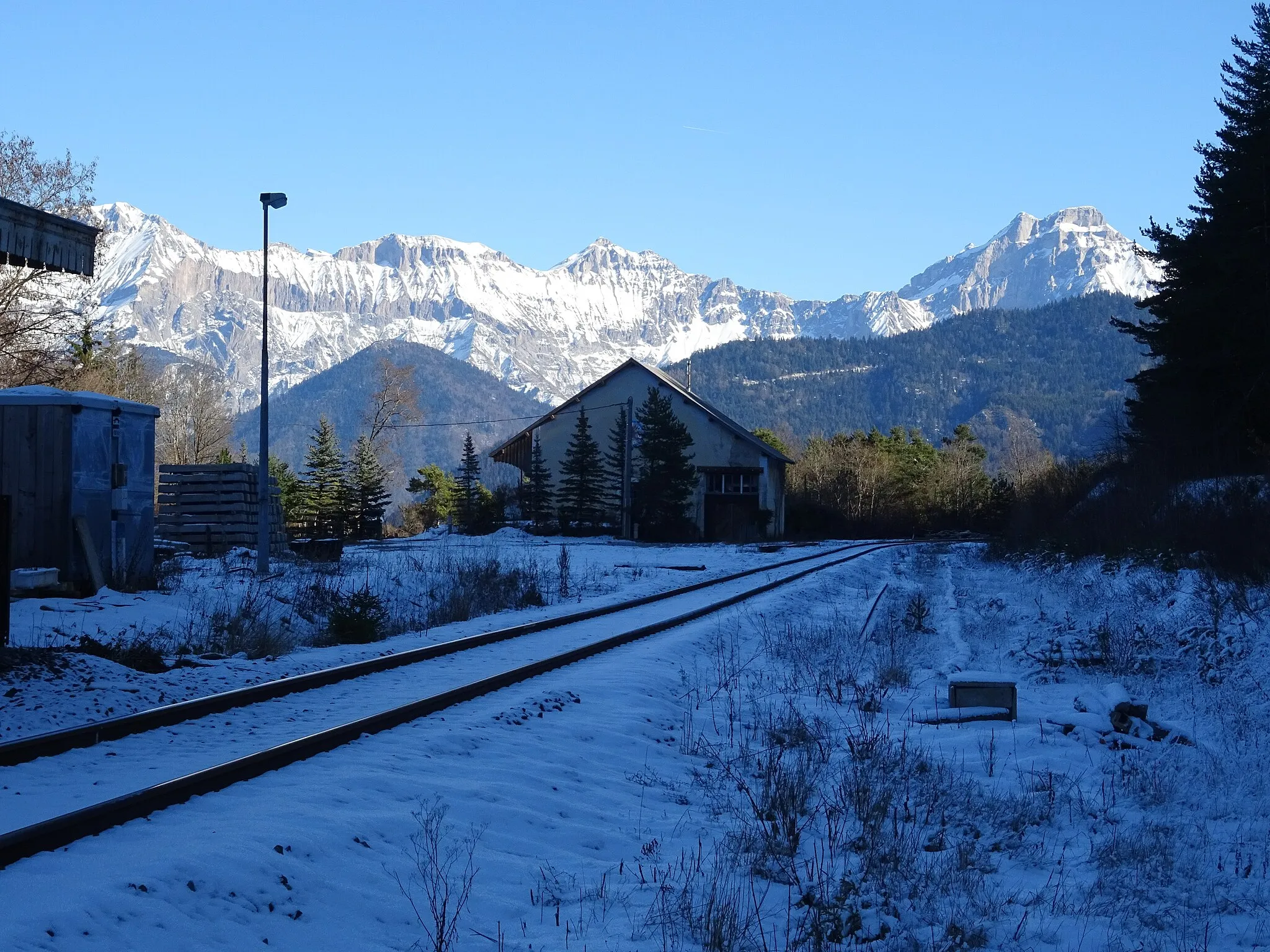 Photo showing: L'extrémité est de l'ancienne gare de Saint-Maurice-en-Trièves en direction du col de la Croix-Haute.