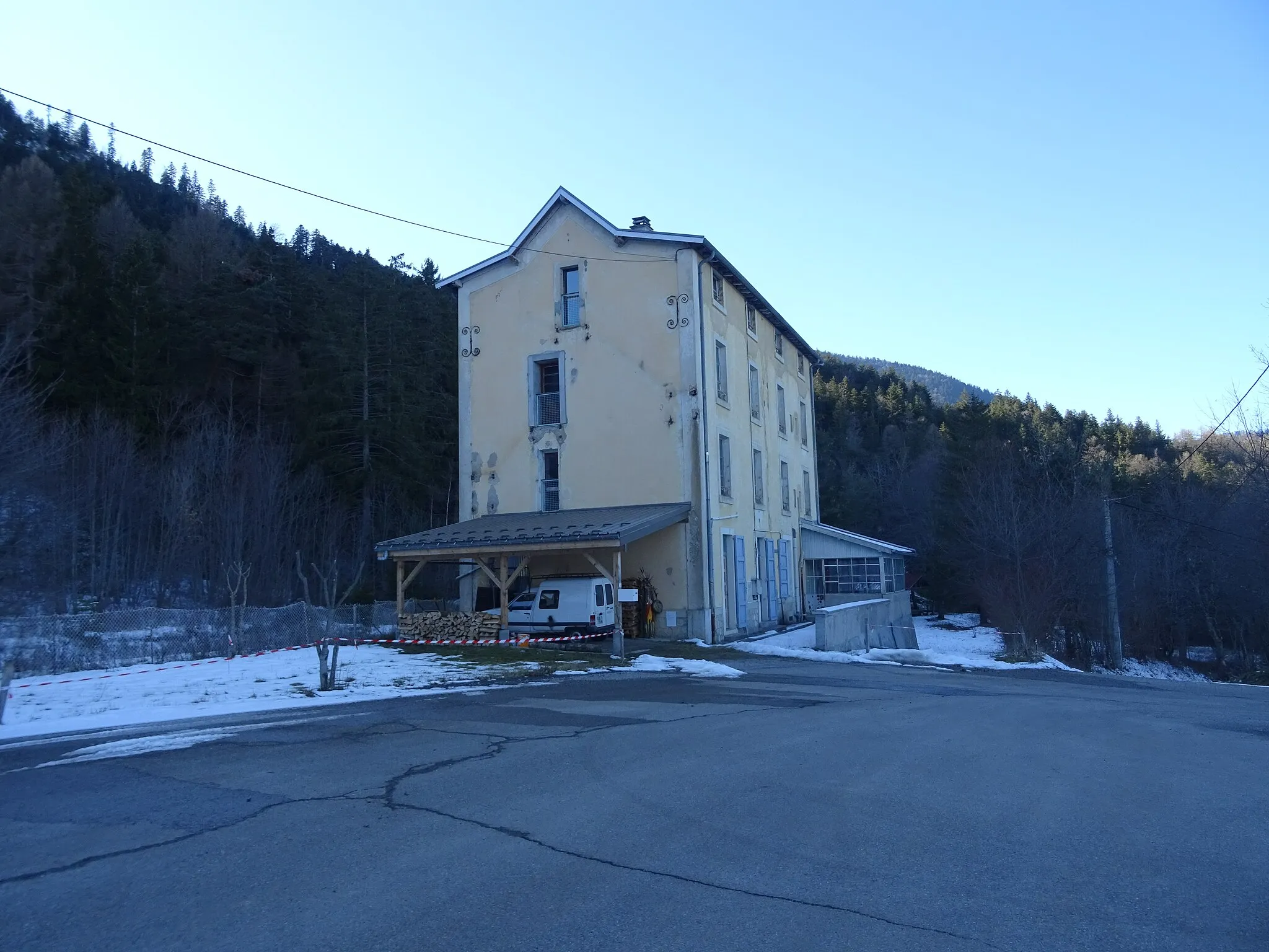 Photo showing: Ancien bâtiment voyageurs de la gare de Saint-Maurice-en-Trièves.