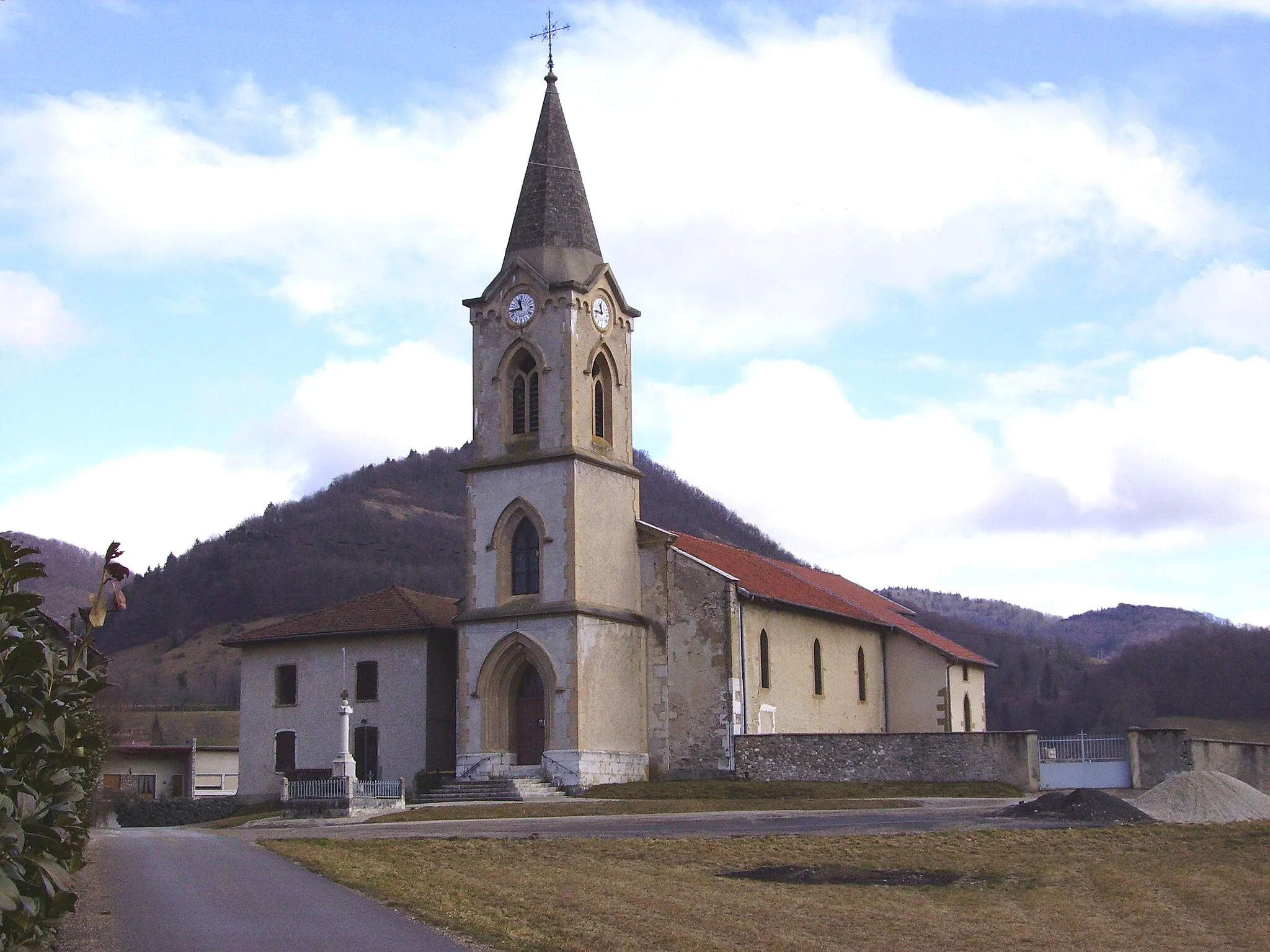 Photo showing: The church of Saint-Nicolas-de-Macherin (Isère), France.