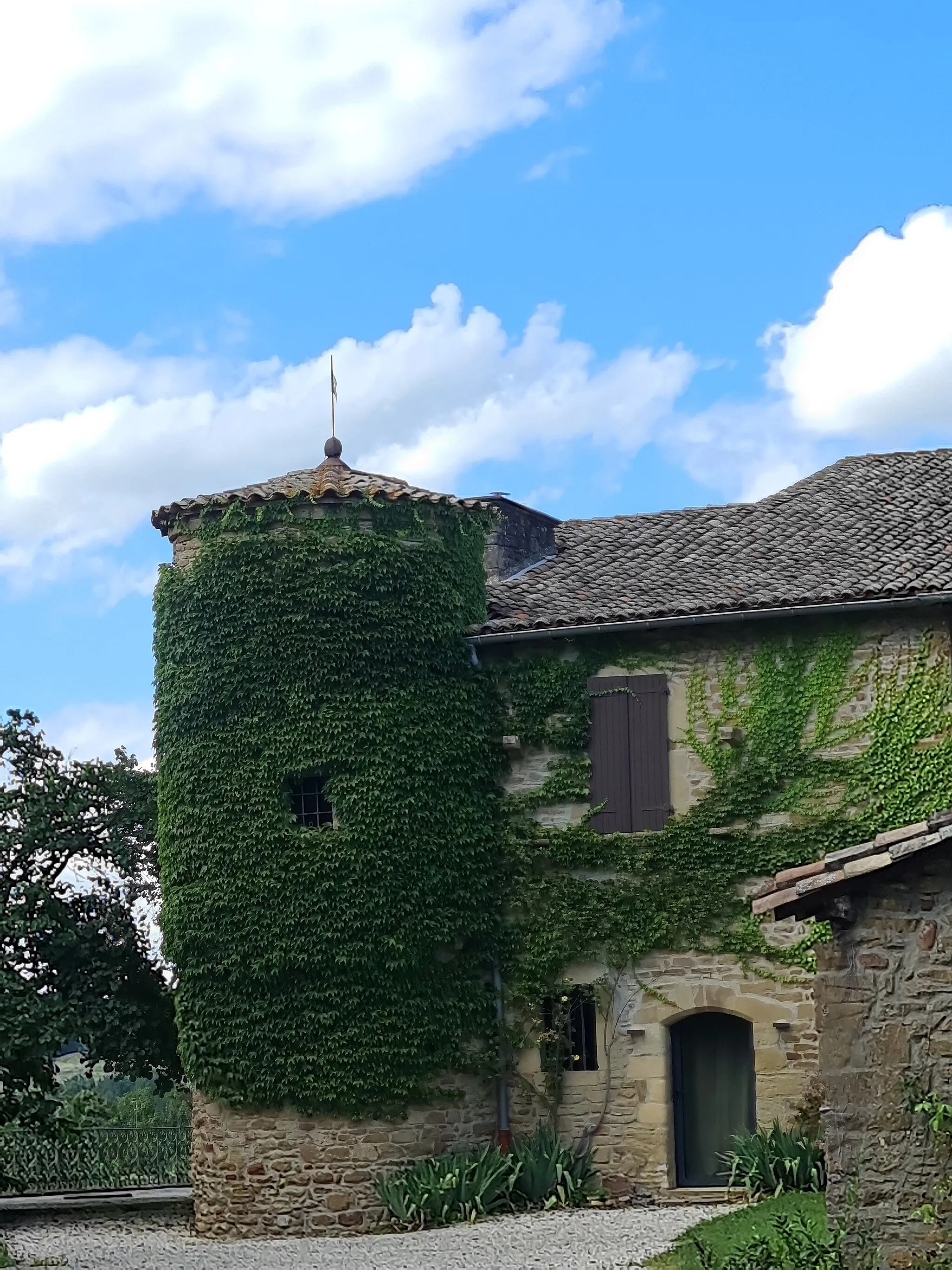 Photo showing: maison restaurée au XIXe, ancienne cure, sur le site castral, restes du château?