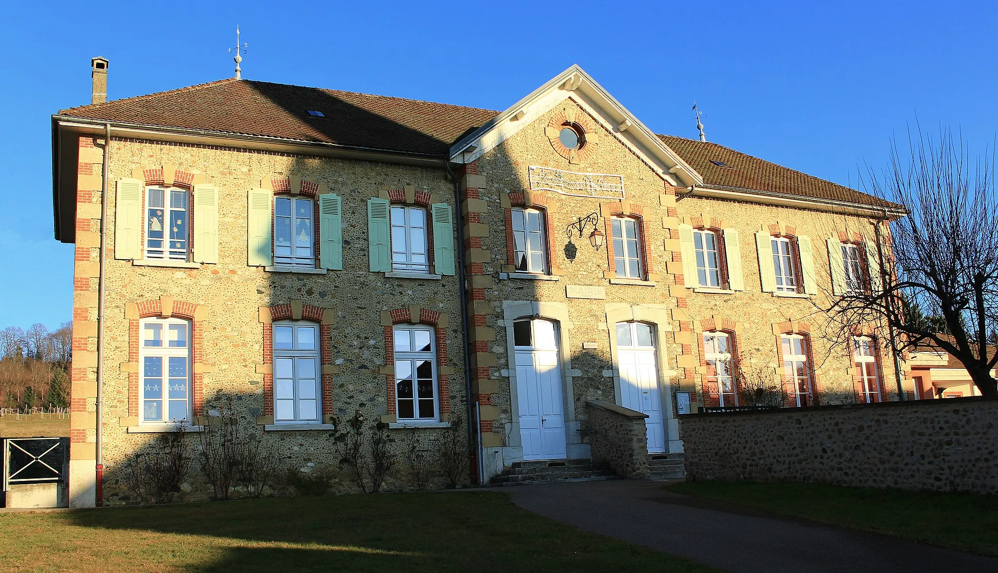 Photo showing: Mairie-Ecole de Saint-Sulpice-des-Rivoires (Isère, France).
Janvier 2017