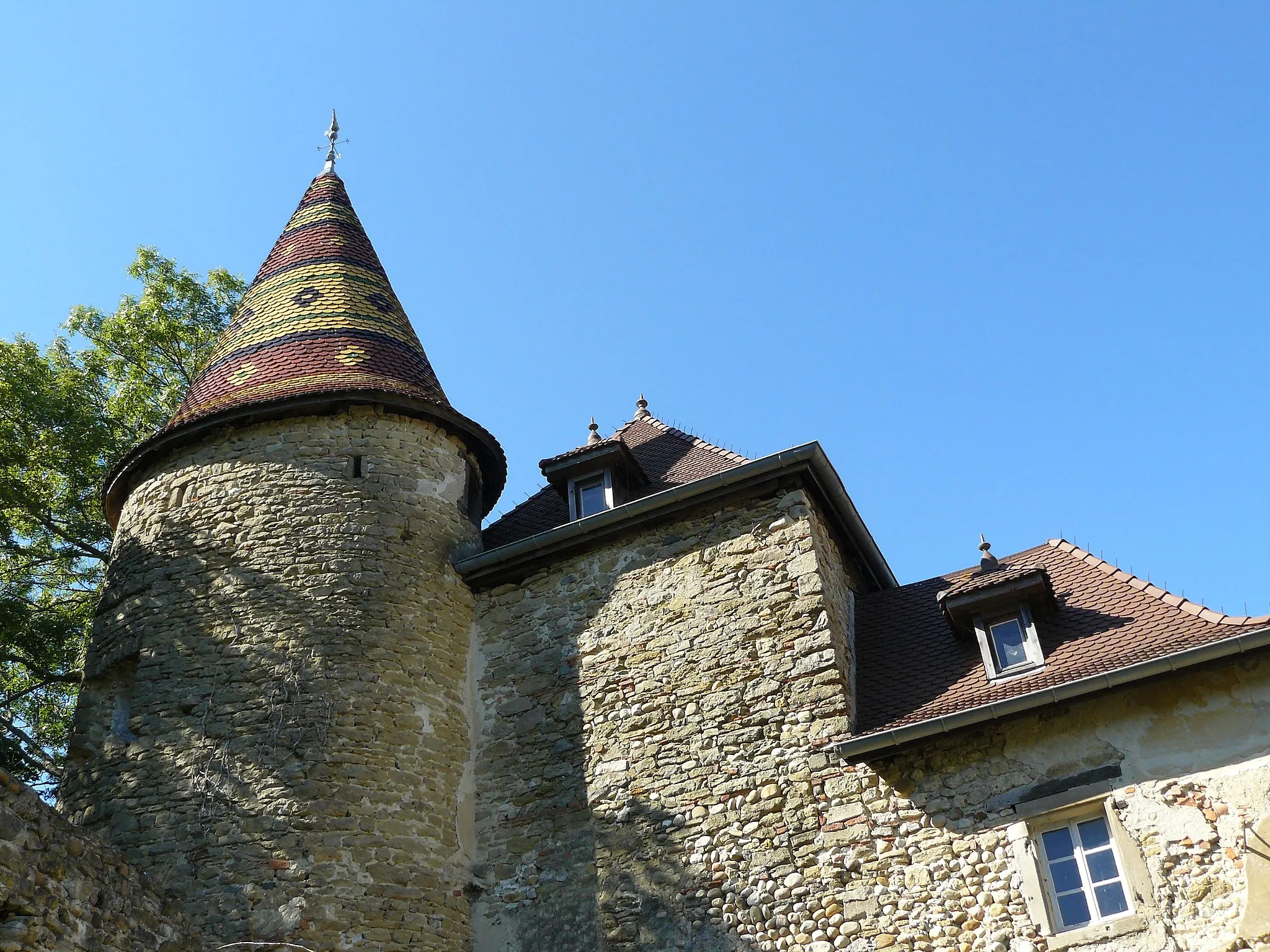 Photo showing: Tour avec tuiles dauphinoises du château de Vallin (St-Victor-de-Cessieu en Isère)