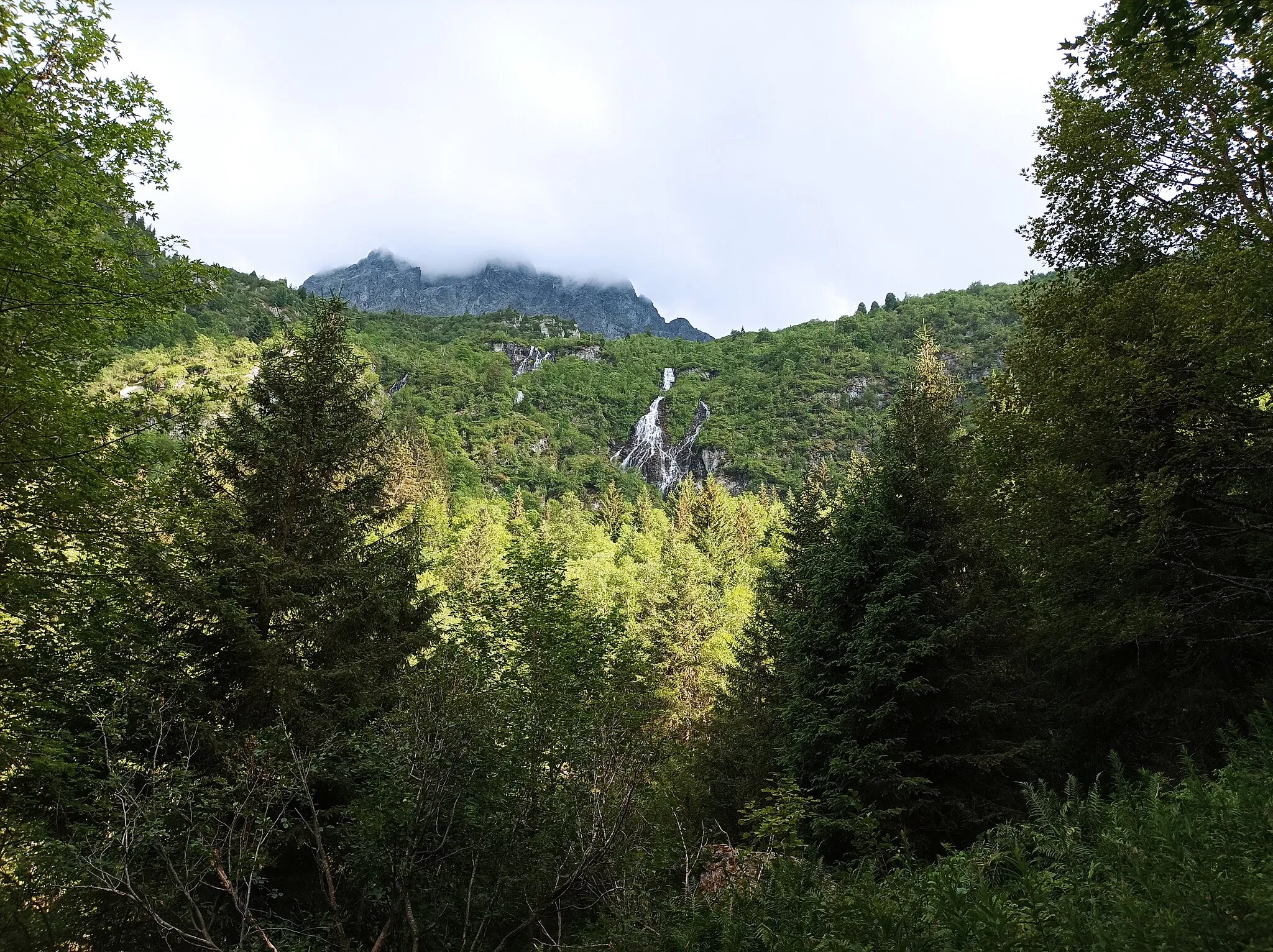 Photo showing: Cascade du ruisseau de Crop vu de contrebas en juillet 2023.