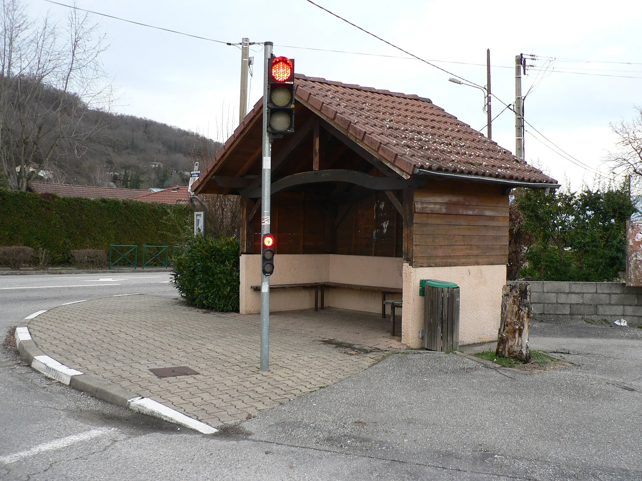 Photo showing: abri-bus. Sainte-Marie-d'Alloix, Isère, France.