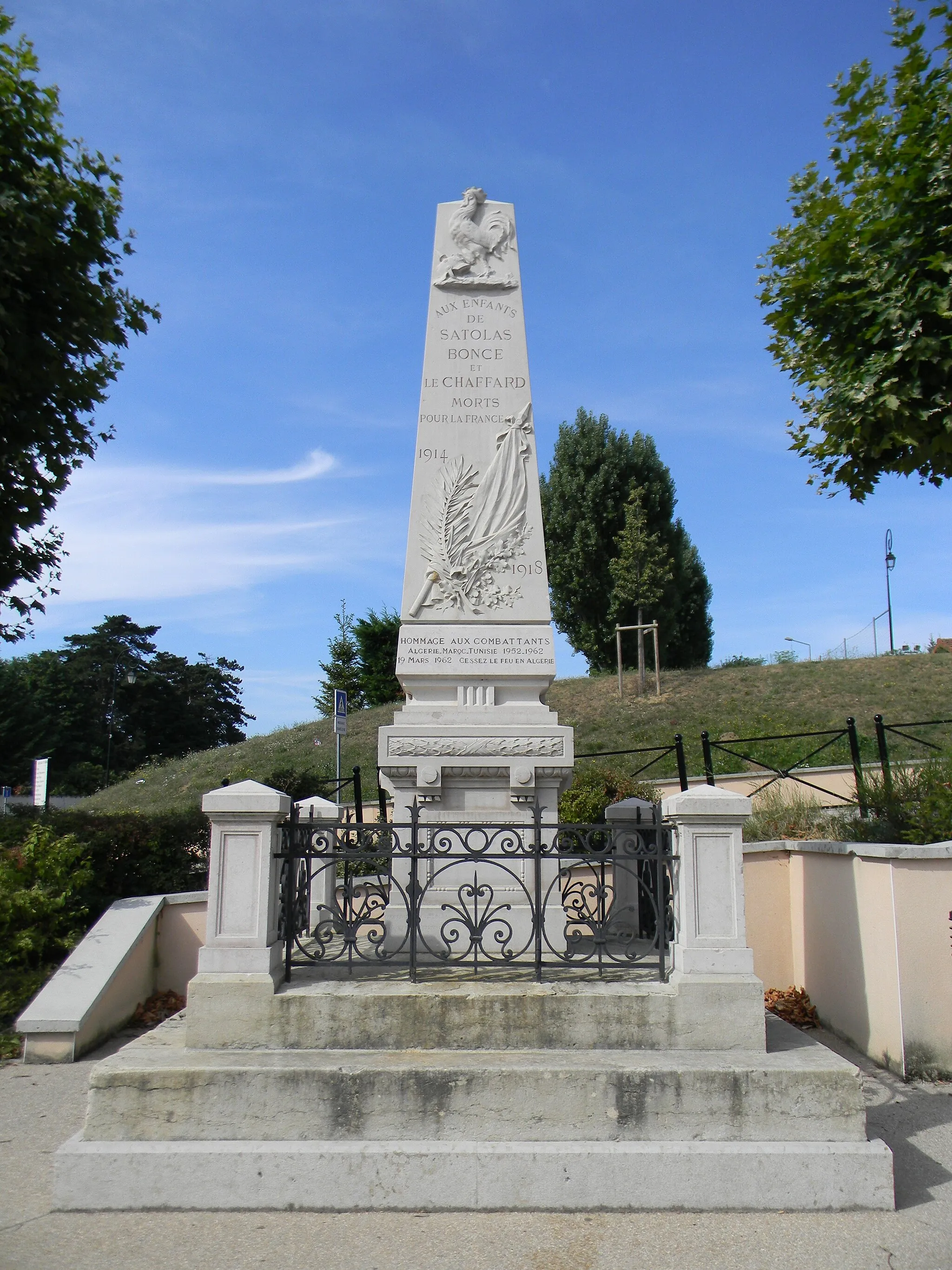 Photo showing: Monument aux morts à Satolas-et-Bonce et du hameau "Le Chaffard".