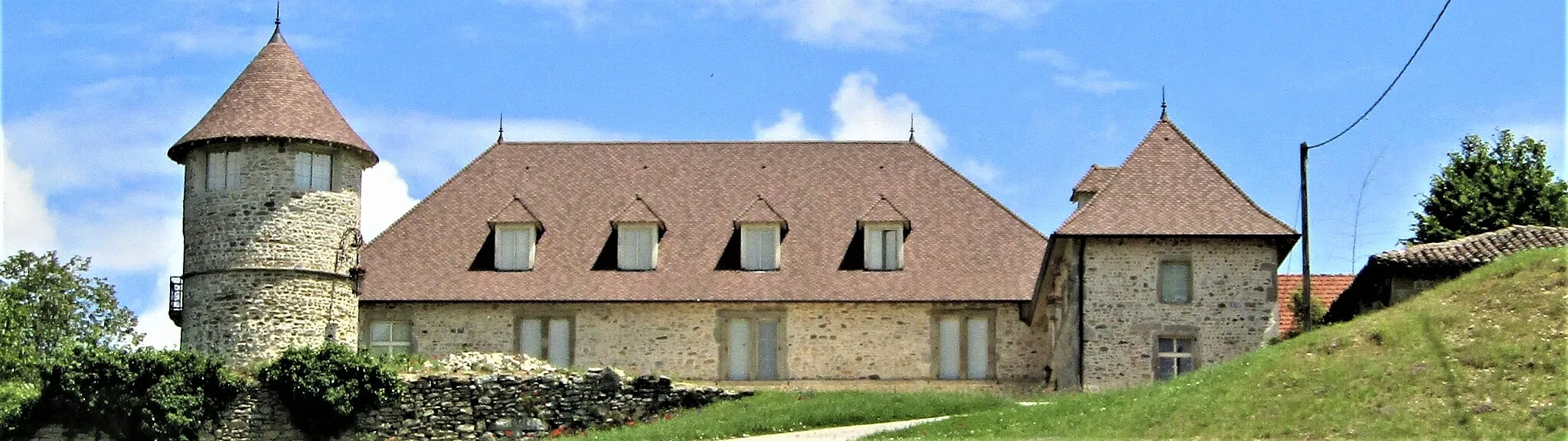 Photo showing: Château de Quinsonnas (extérieur) depuis la grille d'entrée