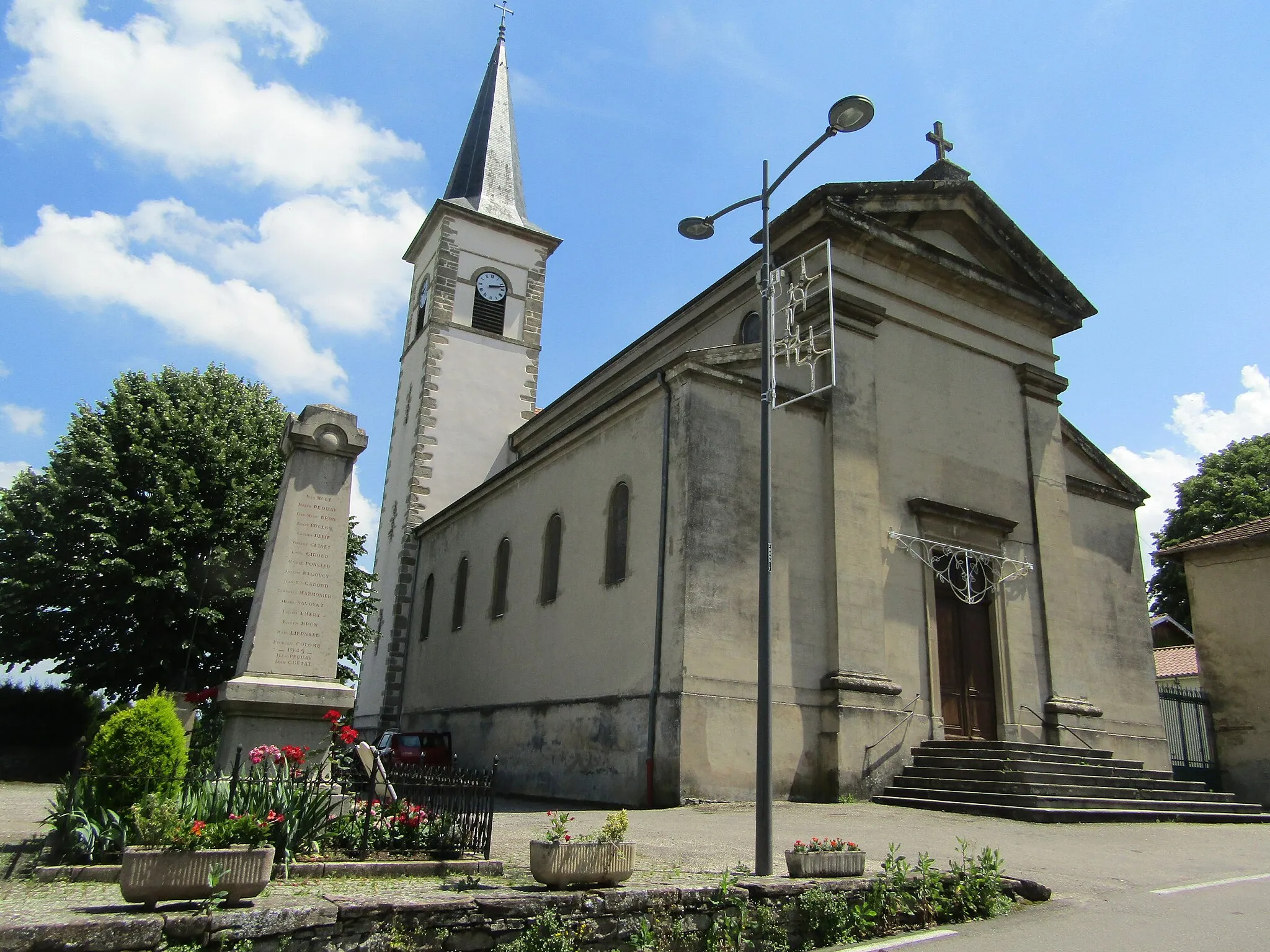 Photo showing: Église de Sérézin de la Tour en juin 2019