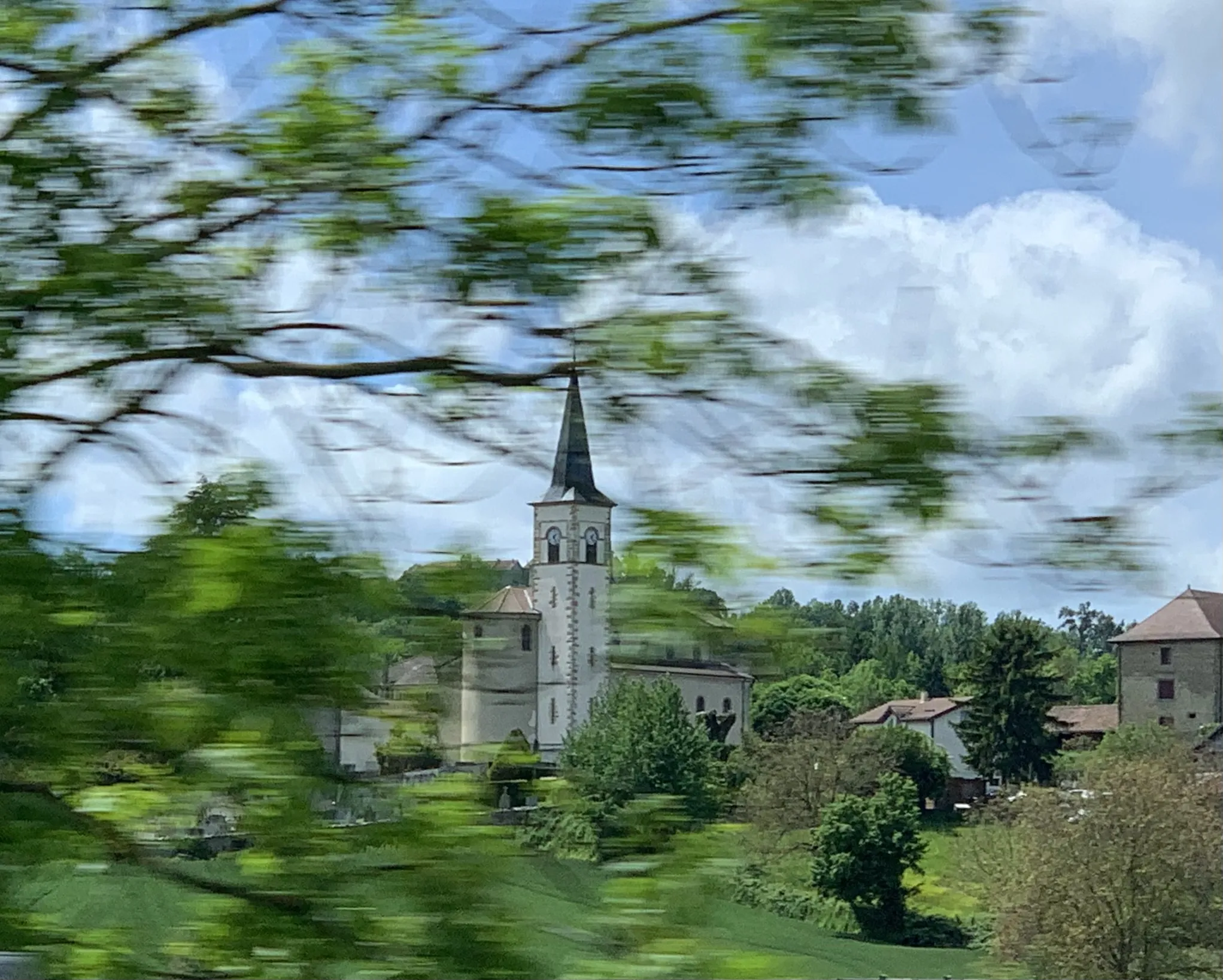 Photo showing: L'église de Sérézin-de-la-Tour en mai 2021 depuis l'autoroute (couleur).