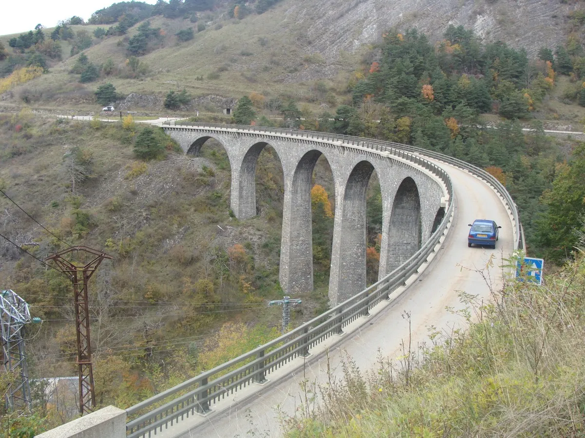 Photo showing: Le viaduc vu de la RD 526 ; au second plan, le tracé de la ligne vers Valbonnais, qui se raccorde à gauche avec la ligne principale.
