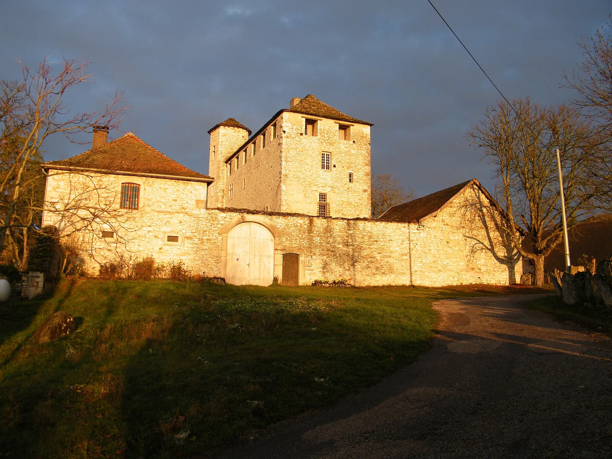 Photo showing: Maison forte de Montagnieu vue de l'est.