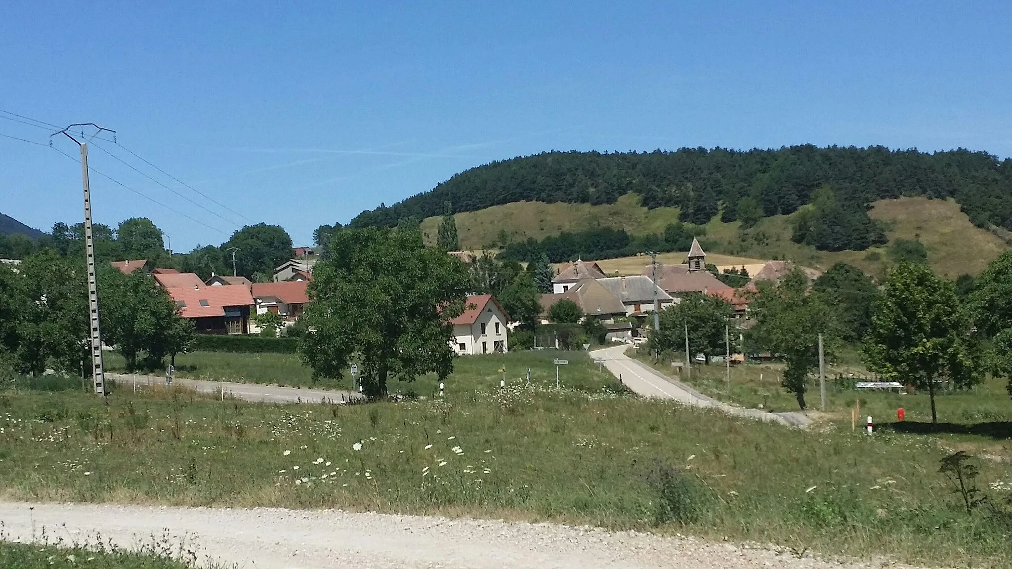 Photo showing: vue de l'entree du village