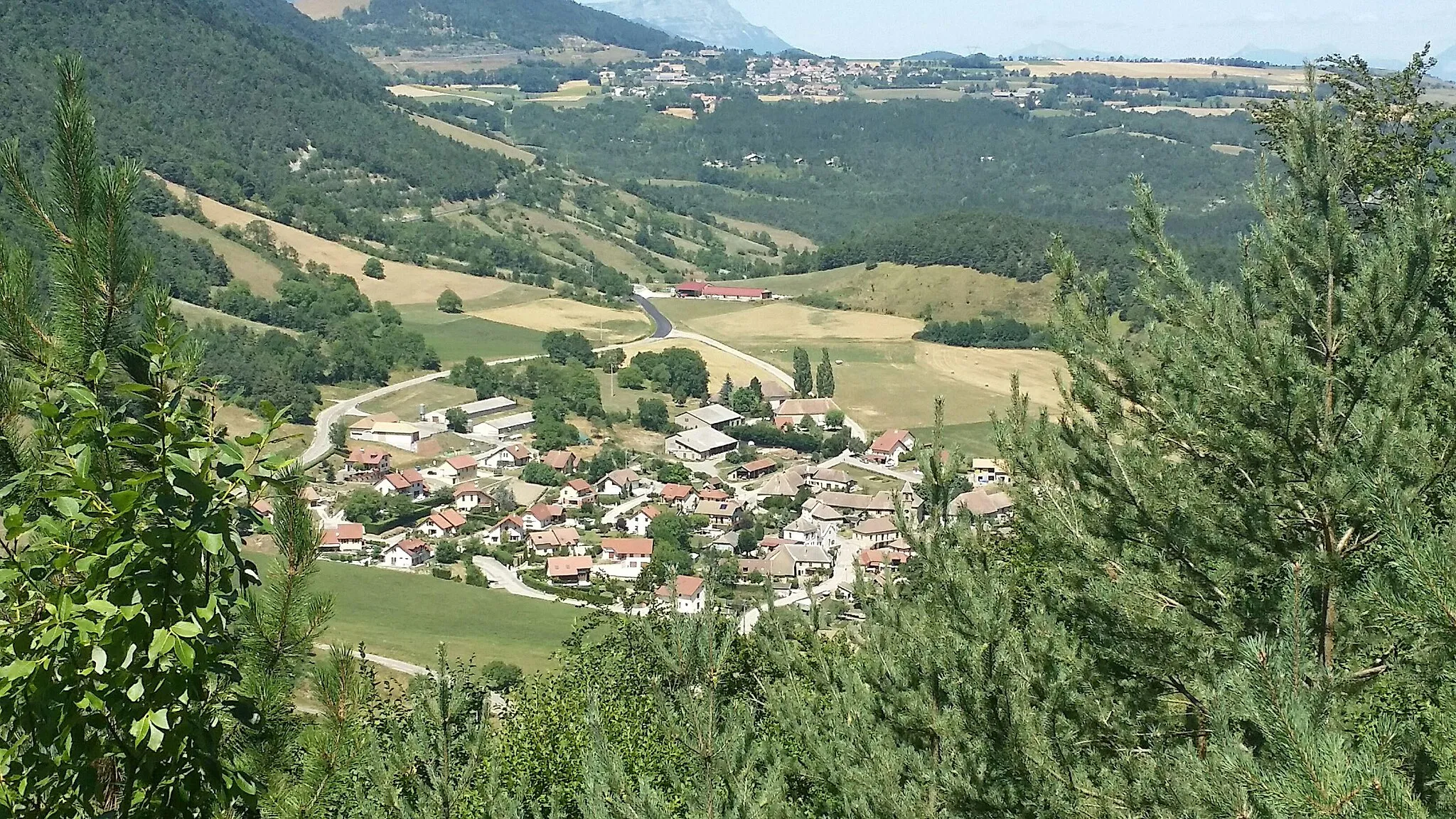 Photo showing: vue du village du haut d'une colline