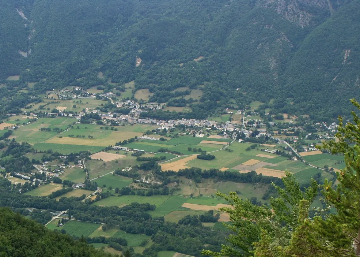 Photo showing: Vue quasi-aérienne du village de Valbonnais (Isère) et de la plaine environnante. La Bonne coule dans les arbres au premier plan.