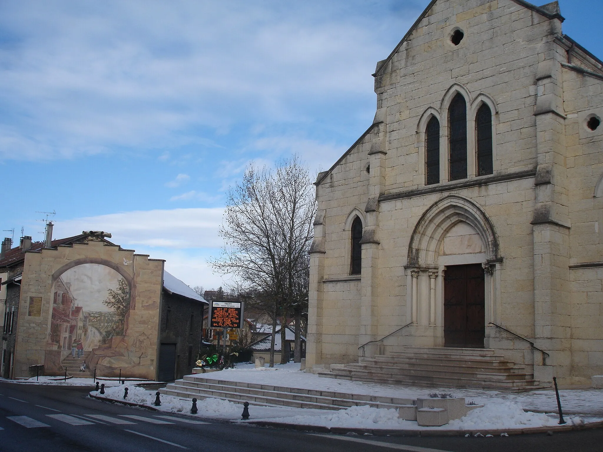 Photo showing: Trept (Isère) : le porche de l'église