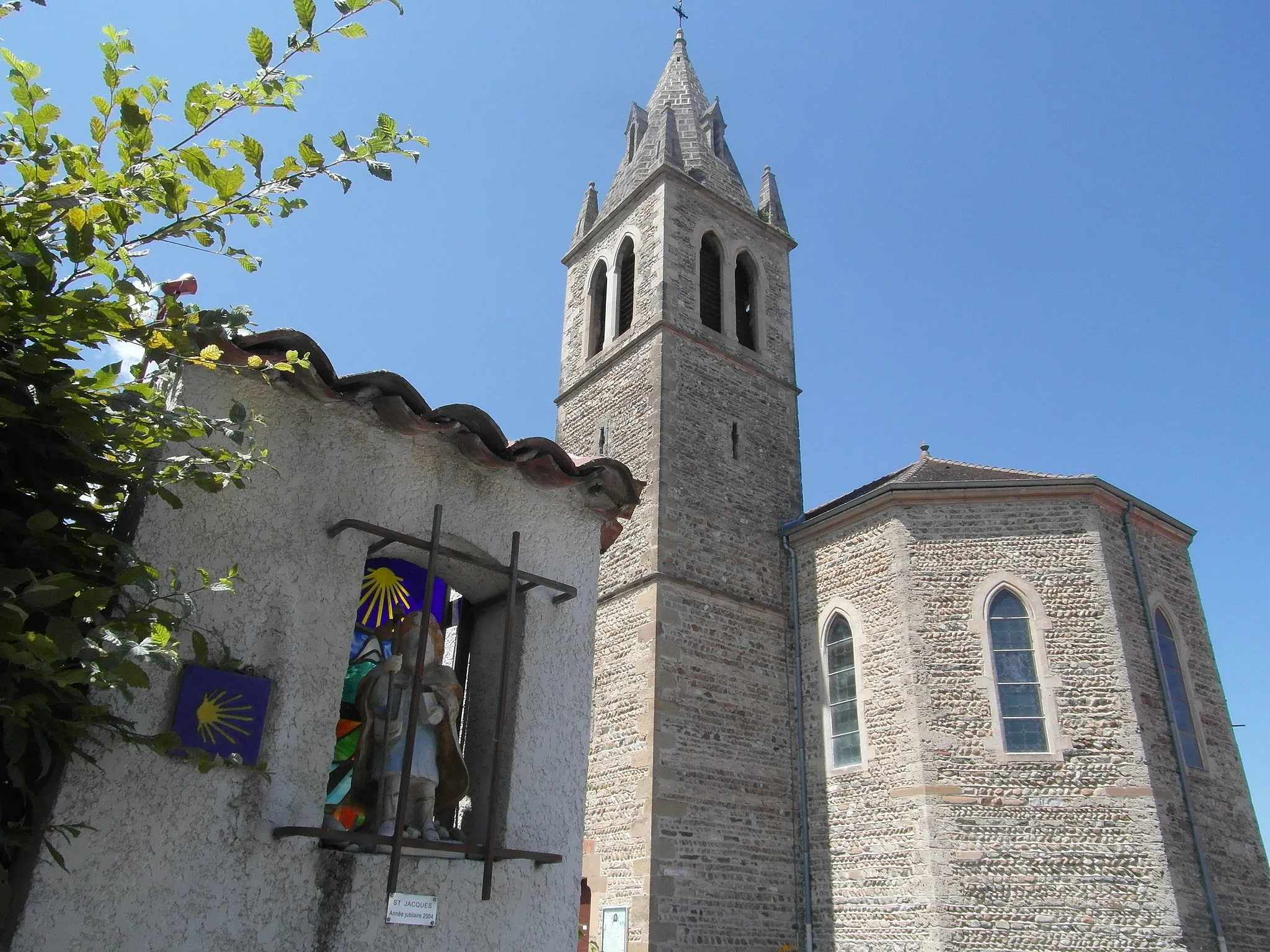 Photo showing: Statue de Saint-Jacques et église de Valencogne