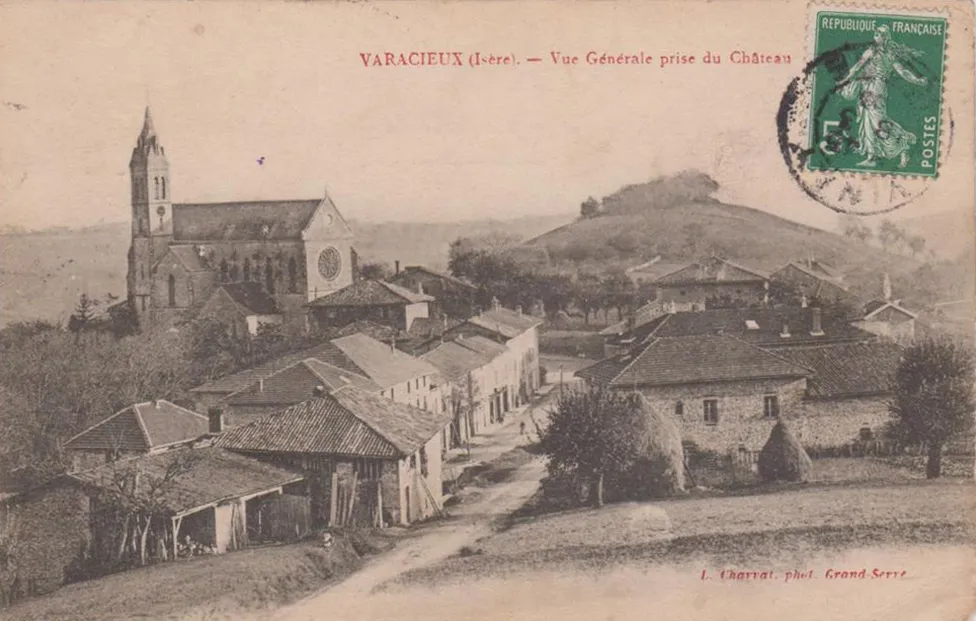 Photo showing: Varacieux, vue générale prise du chateau. Carte postale ancienne.