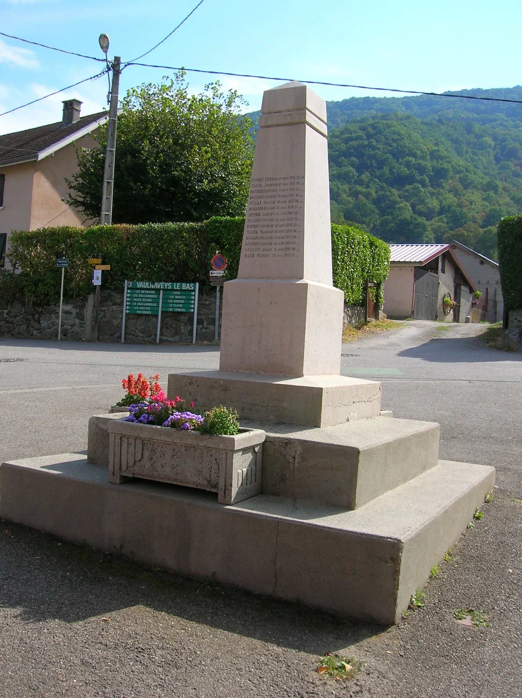 Photo showing: Monument aux morts. Vaulnaveys-le-Bas, Isère, AuRA, France.