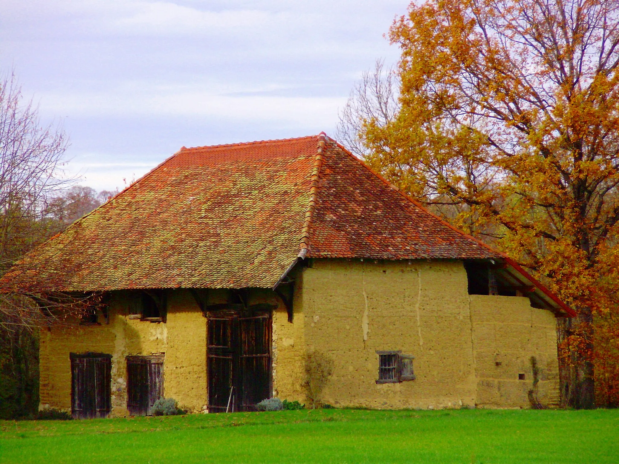 Photo showing: Ancienne grange en pisé sur la commune de Velanne, au lieu-dit des "Planchettes"