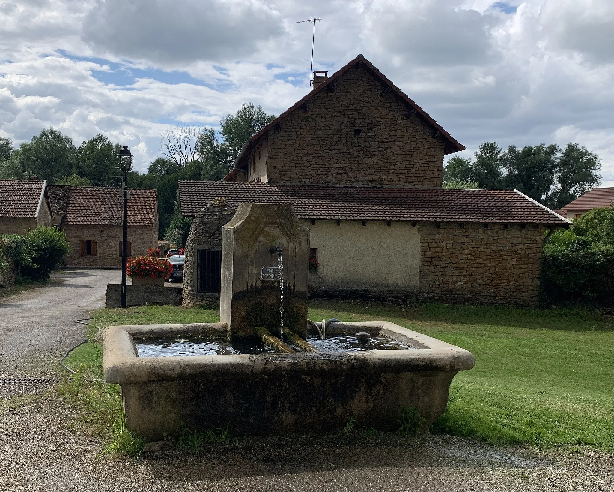 Photo showing: Une fontaine à Vernas (Isère), une des sept du village (une par jour).