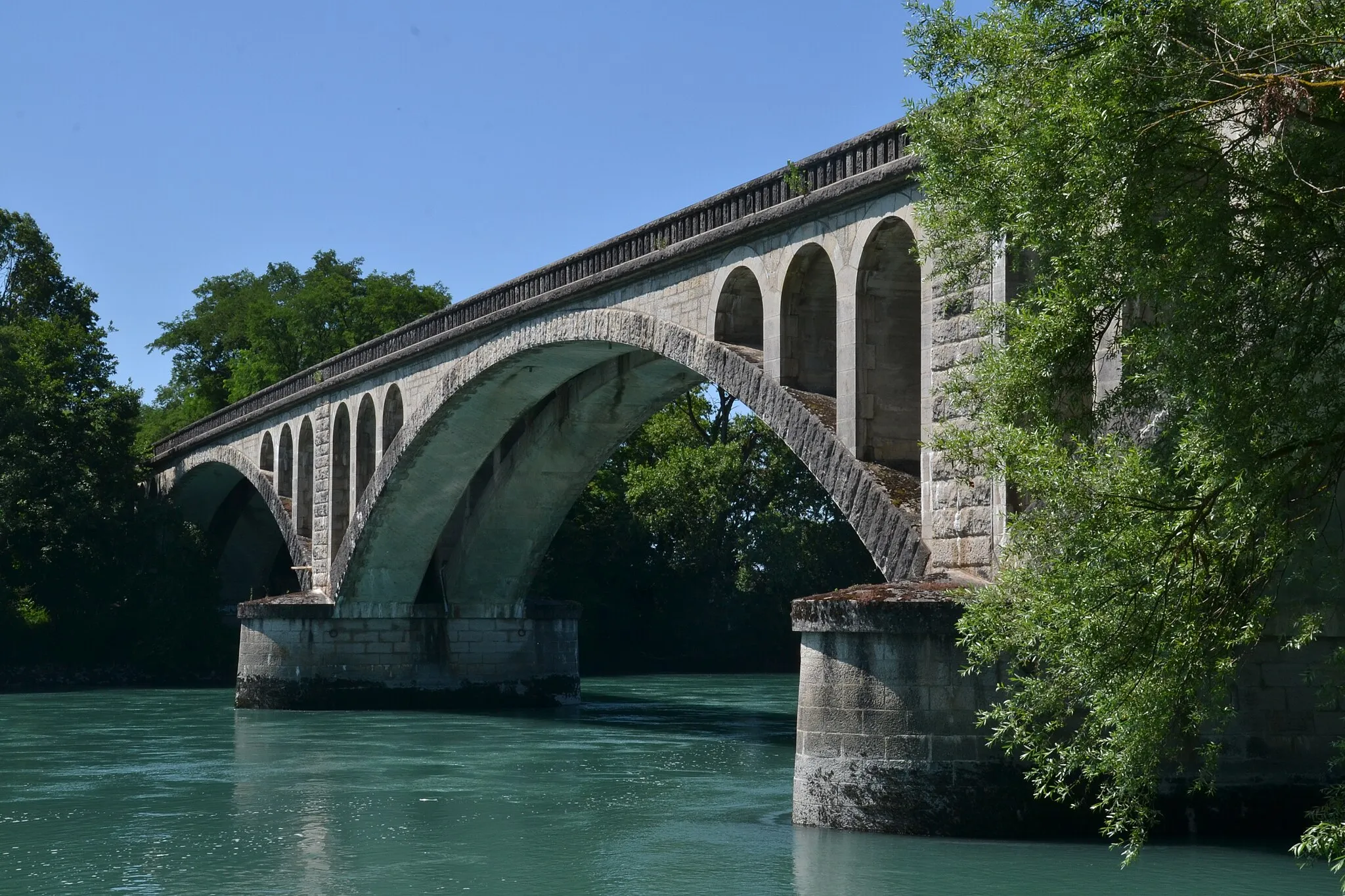 Photo showing: Le pont de Lagnieu, entre Saint-Sorlin-en-Bugey et Vertrieu (Ain / Isère, France), sur le Rhône.