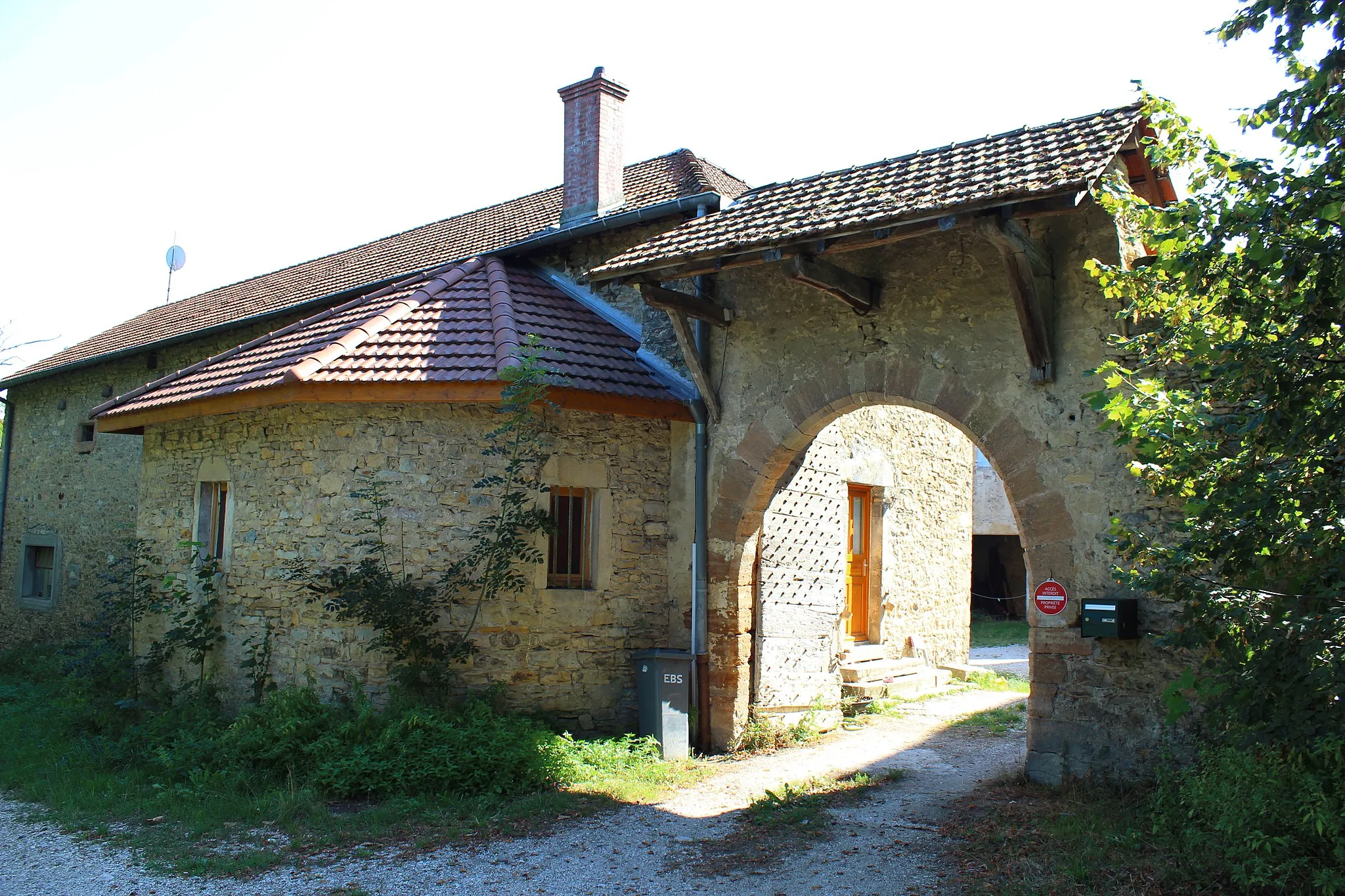 Photo showing: Entrée du chateau de Veyssilieu.