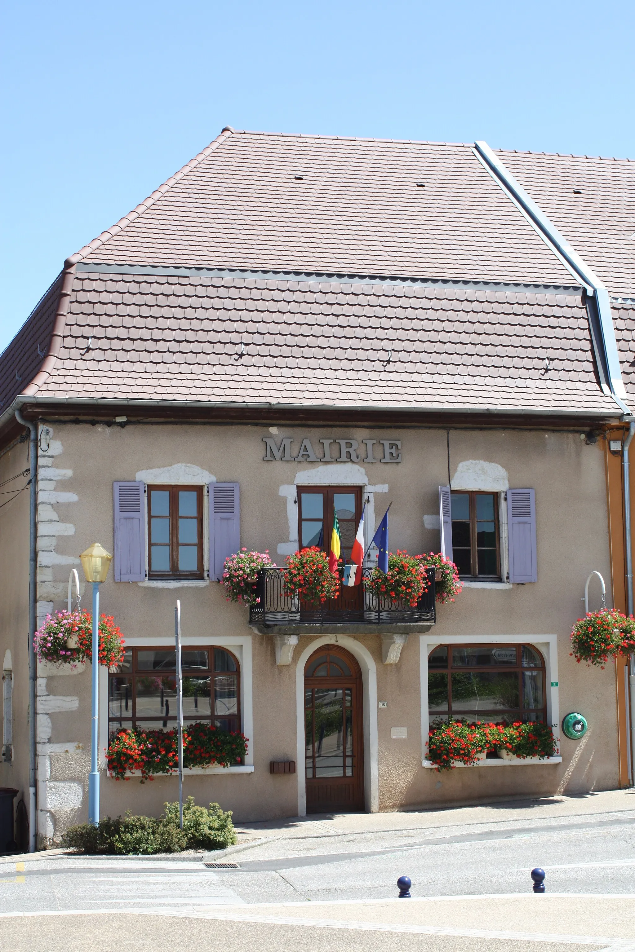 Photo showing: Maison au toit spécifique, cette bâtisse accueille au rez de chaussé la salle des mariages