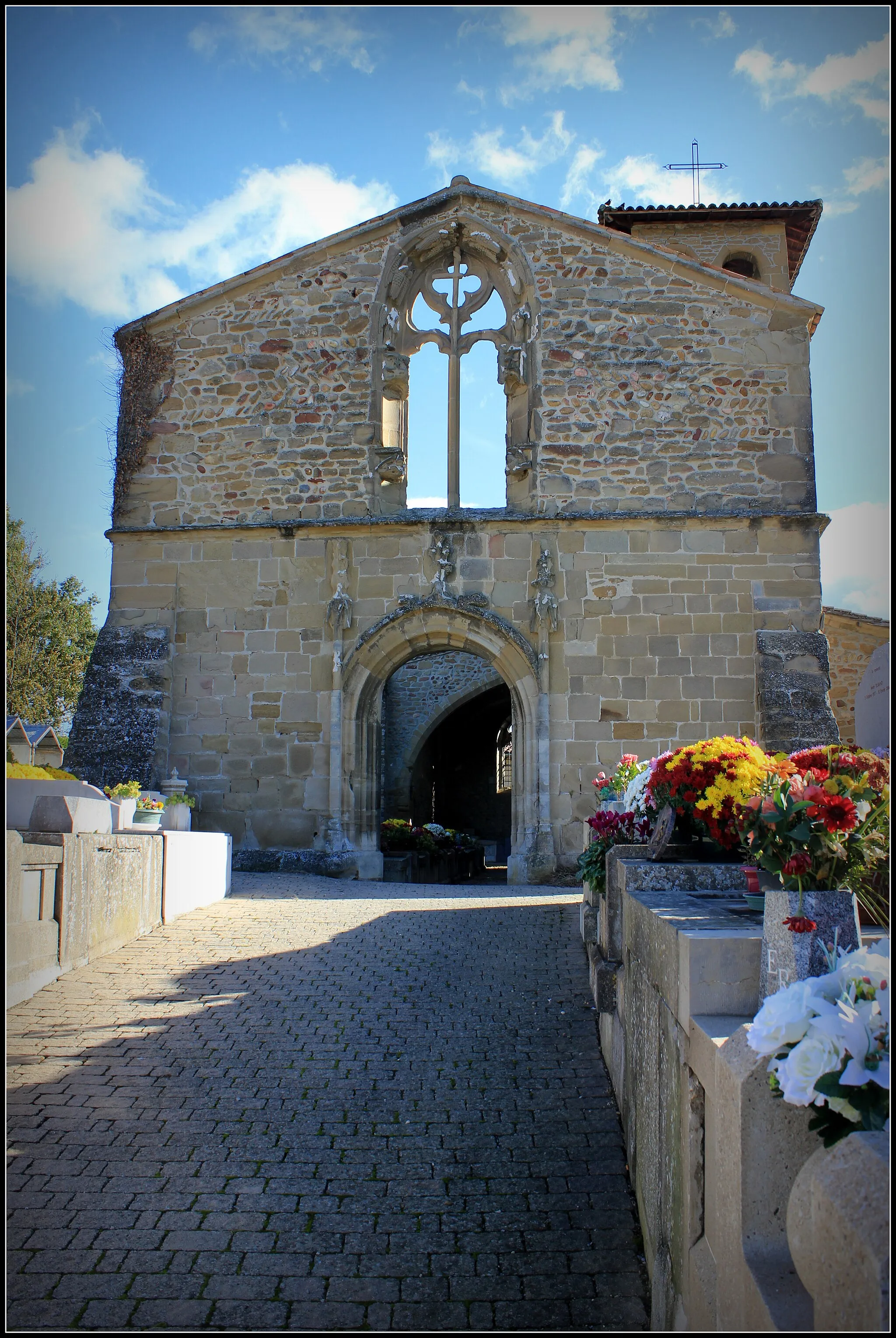 Photo showing: Vue sur la façade de l'ancienne église Saint-Didier,et sur le cimetière de Ville-sous-Anjou