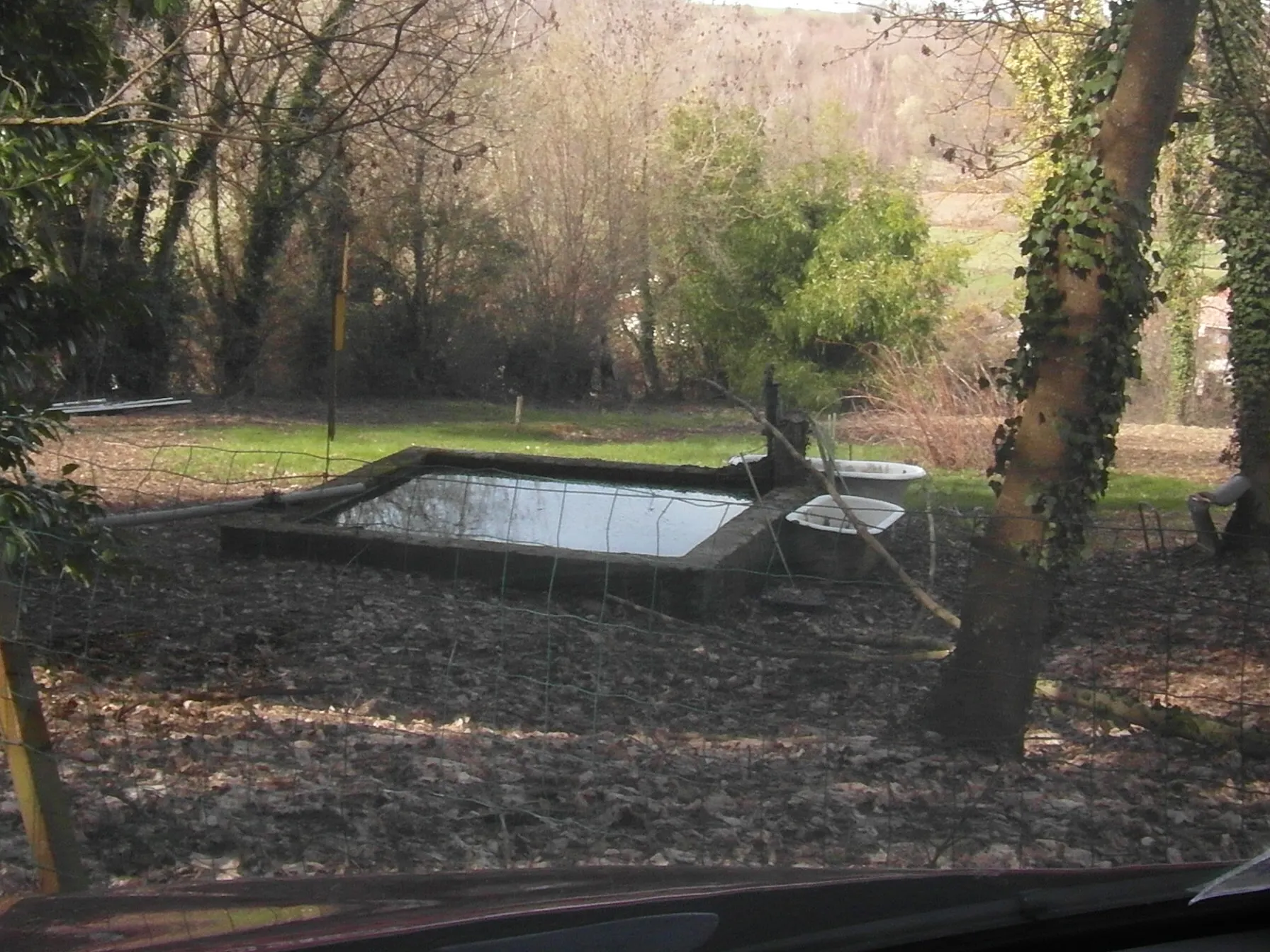 Photo showing: Le bassin du château médiéval de Villeneuve-de-Marc